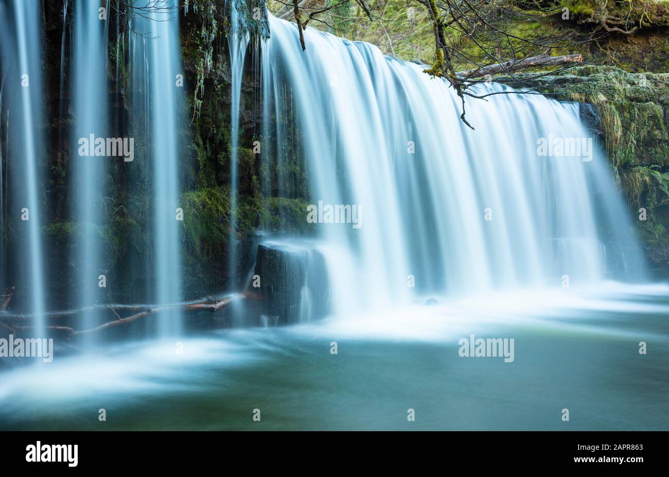 Der Wasserfall Sgwd Ddwli Uchaf oder Der obere Gushing fällt auf den Fluss Nedd Fechan im Brecon Beacons National Park in der Nähe von Glynneath Wales UK GB Europe Stockfoto