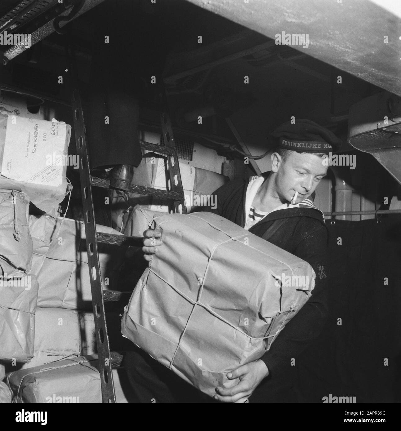 Ankunft Hr. Frau Dan. Kortenaer [1945] Sailor mit Paketen mit der Zeitschrift De Pen Gun (u.a. an Marine Corps in Batavia gerichtet) Datum: 10. Oktober 1945 Ort: Amsterdam Schlagwörter: Marine, Militärschiffe, Pakete Stockfoto