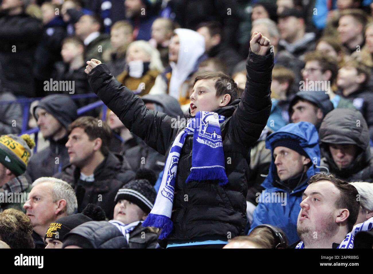 Birkenhead, Großbritannien. Januar 2020. Ein Fan von Tranmere feiert am 23. Januar 2020 im Prenton Park in Birkenhead, England, während des Rückspiels der dritten Runde des FA Cups zwischen Tranmere Rovers und Watford. (Foto von Richard Ault/phcimages.com) Credit: PHC Images/Alamy Live News Stockfoto