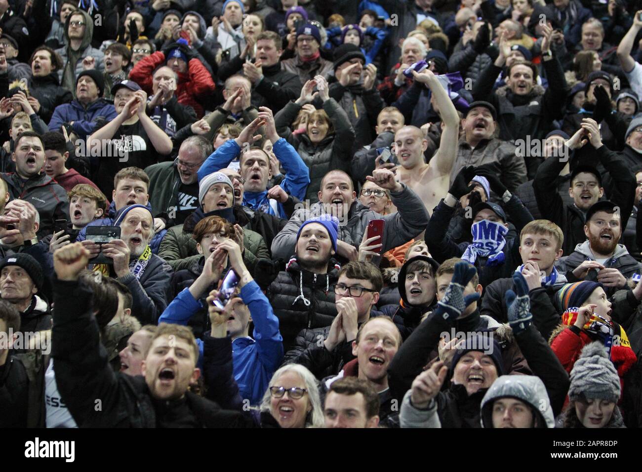 Birkenhead, Großbritannien. Januar 2020. Die Fans von Tranmere feiern den Sieg nach dem dritten Rückspiel des FA Cup zwischen Tranmere Rovers und Watford im Prenton Park am 23. Januar 2020 in Birkenhead, England. (Foto von Richard Ault/phcimages.com) Credit: PHC Images/Alamy Live News Stockfoto