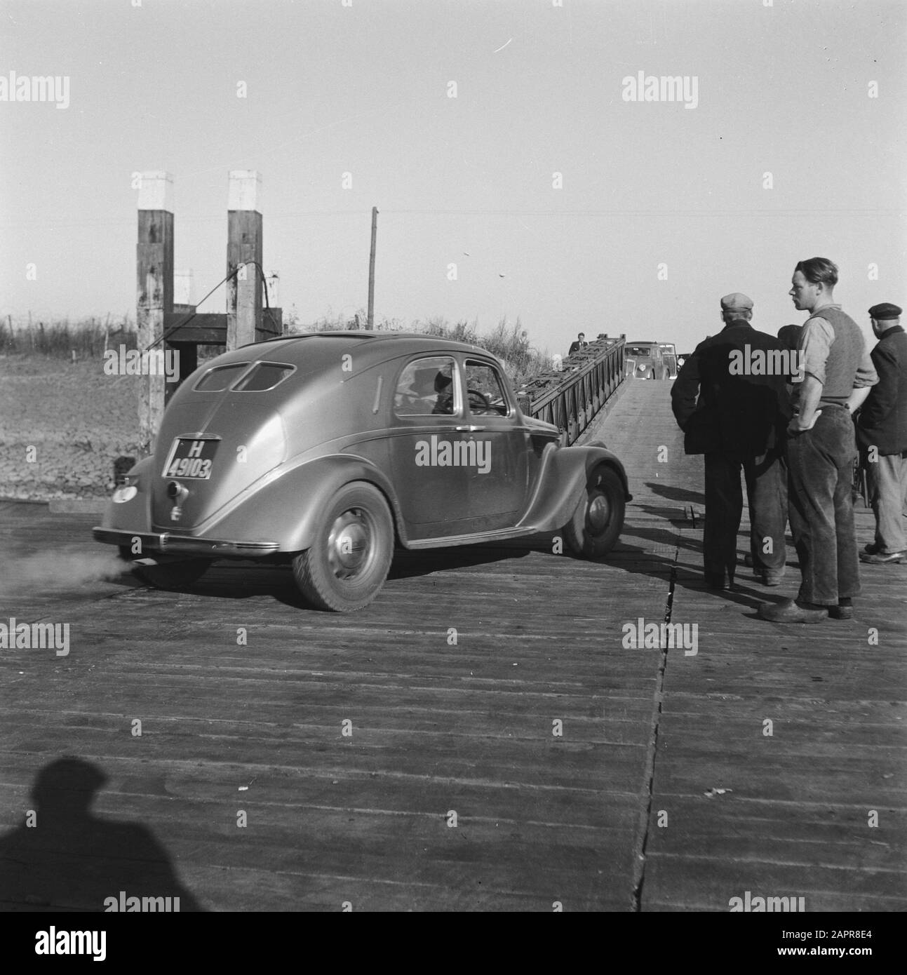 Schouwen-Duiveland 1945 [Schouwen-Duiveland] Datum: 1945 Ort: Schouwen-Duiveland Schlüsselwörter: Autos, Brücken, Männer, Weltkrieg Stockfoto