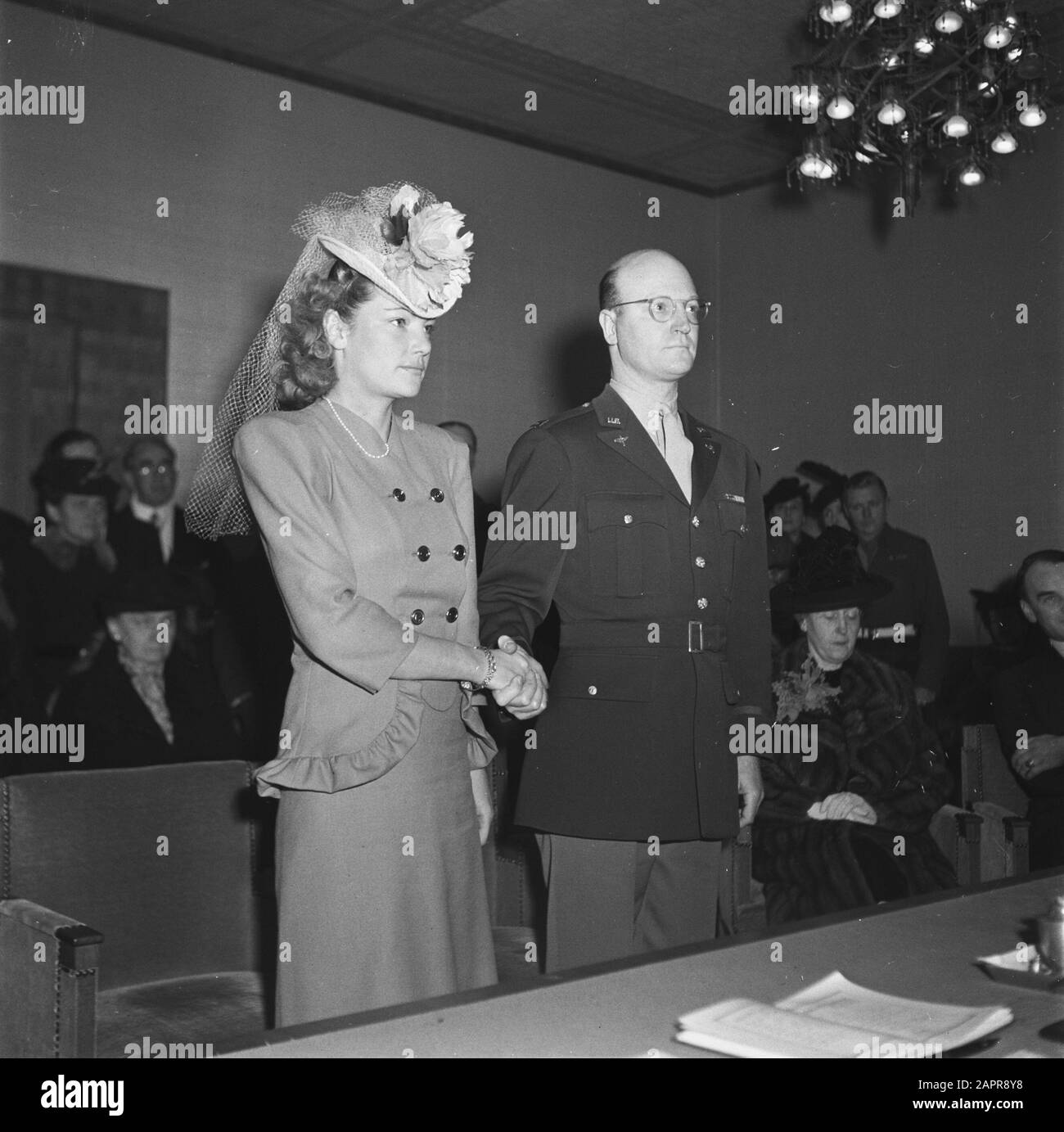 Bericht: Heirat von Kapitän van Heukelom Datum: 26. November 1945 Schlüsselwörter: Ehen, Offiziere persönlicher Name: Heukelom van Stockfoto