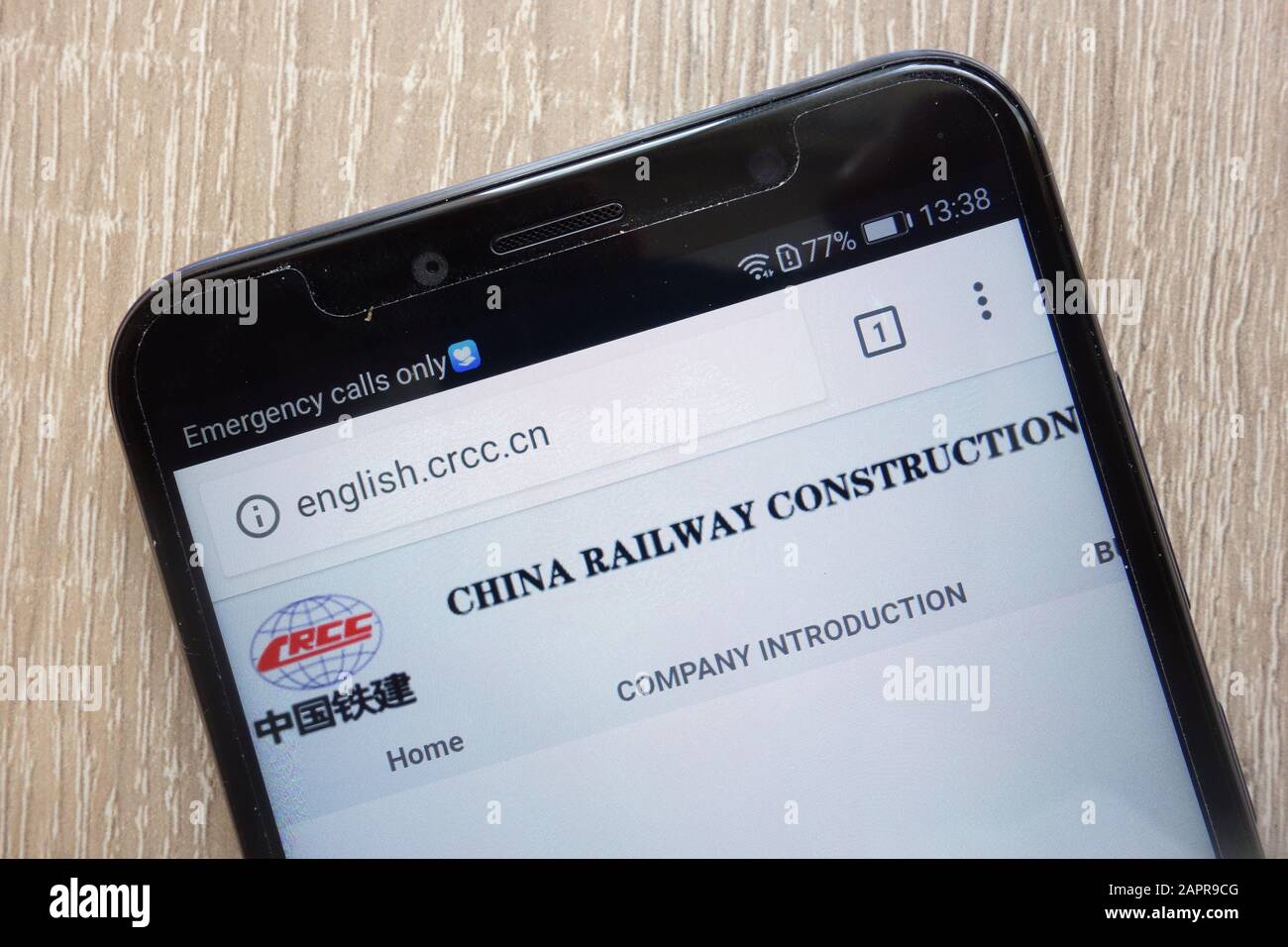 Website zum Bau der chinesischen Eisenbahn auf einem modernen Smartphone Stockfoto