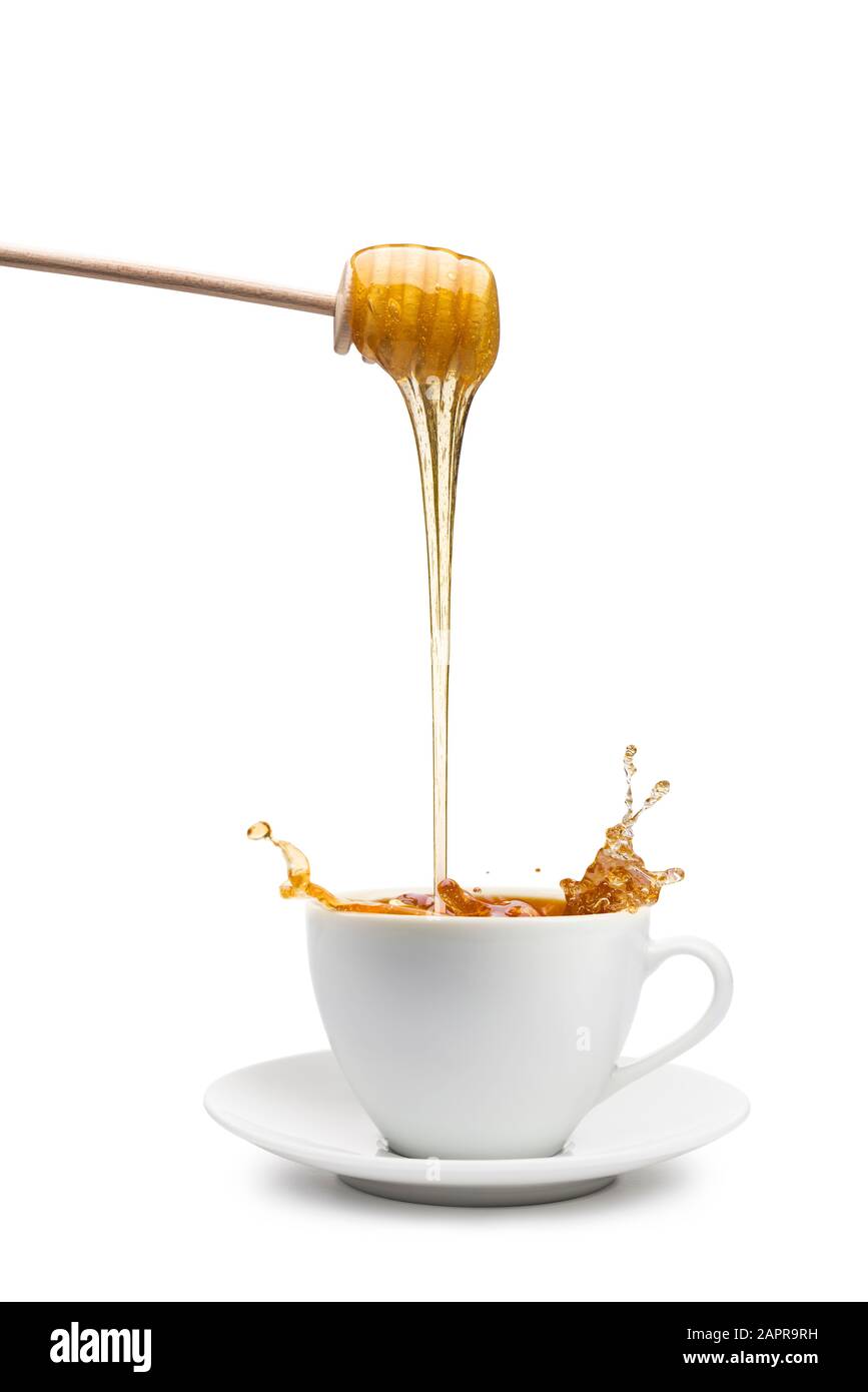 Honig tropft in eine Tasse Tee, auf weißem Hintergrund Stockfoto