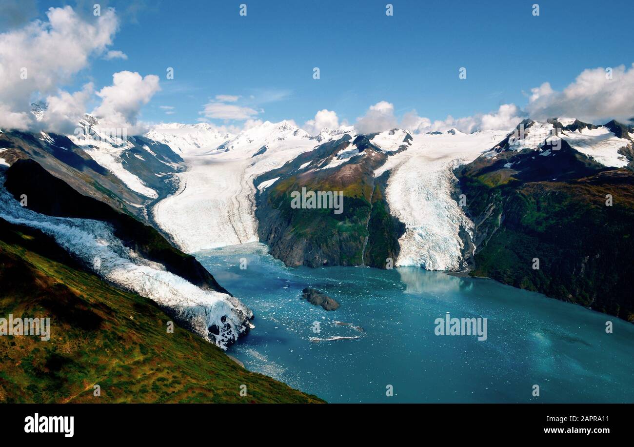 Luftaufnahme von drei majestätischen Gletschern, die sich in das schöne azurblaue Wasser des Prince William Sound, Kenai-Halbinsel - Alaska kalken Stockfoto