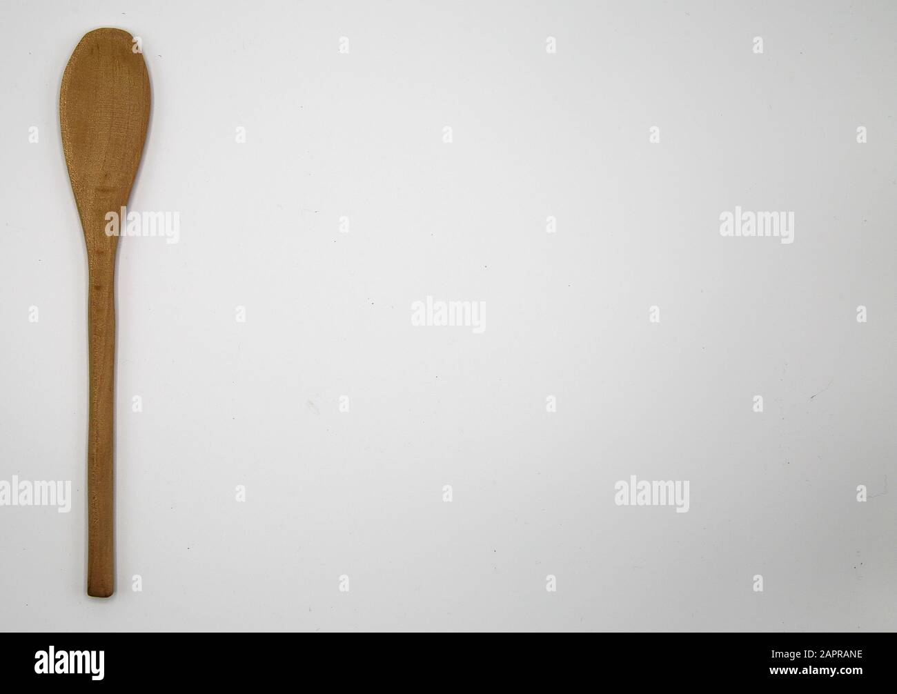 Isolierter Holzlöffel mit weißem, leerem Hintergrund Stockfoto