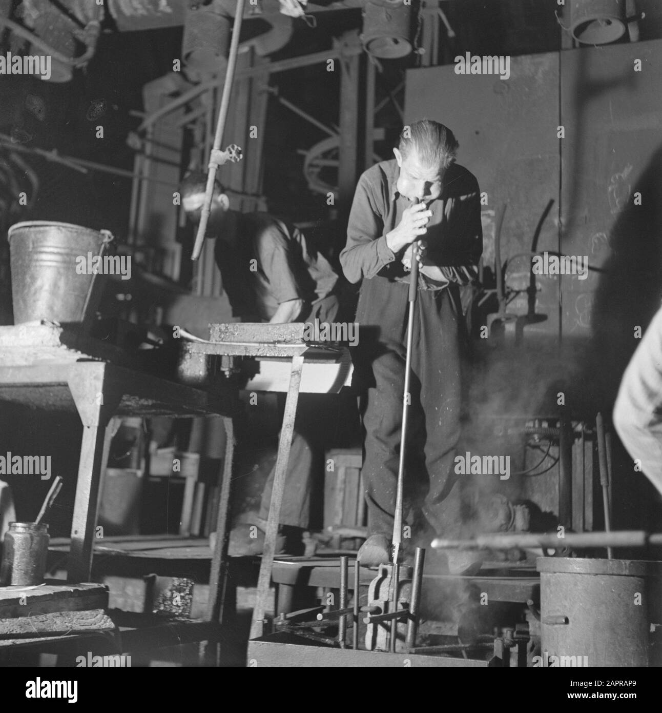 Glasblazen Leerdam Datum: 3. Januar 1947 Ort: Leerdam Stichwörter: GLASBLAW Stockfoto