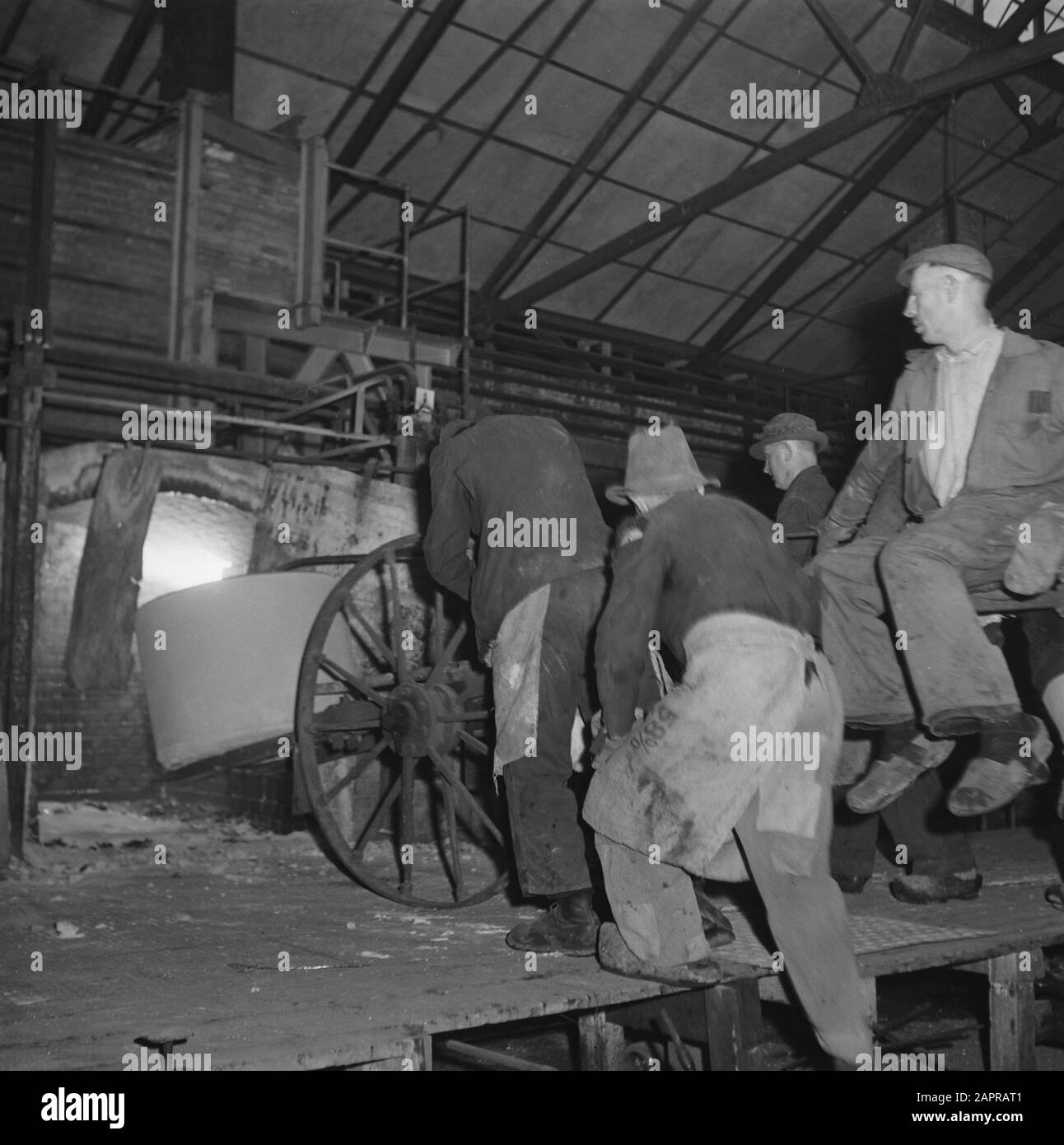 Glasblazen Leerdam Datum: 3. Januar 1947 Ort: Leerdam Stichwörter: GLASBLAW Stockfoto