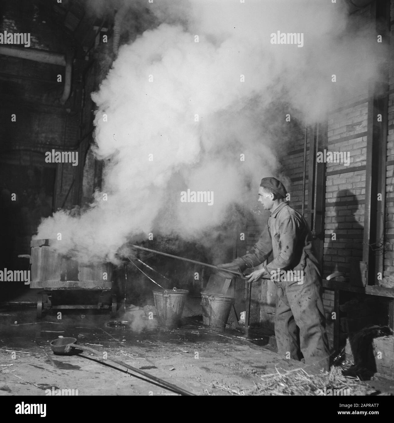 Glasblazen Leerdam Datum: 3. Januar 1947 Standort: Leerdam Schlüsselwörter: Fabriken, Glas, Industrie Stockfoto