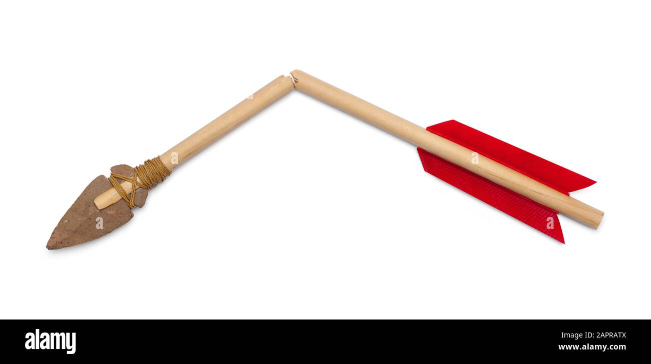 Broken Arrow mit roten Federn und Stein-Pfeilspitze Isoliert auf Weiß. Stockfoto