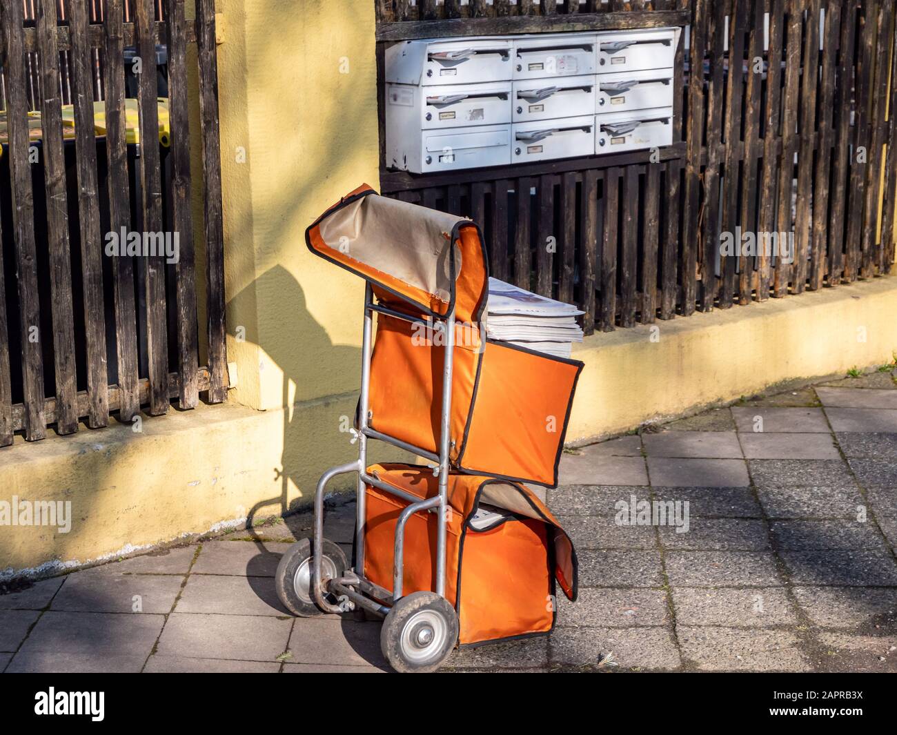 Teilzeitjob als Zeitungslieferer Stockfoto