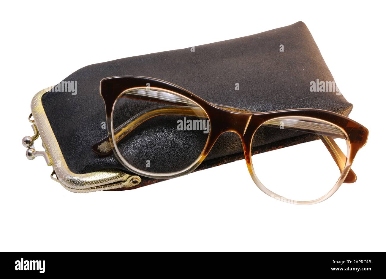 Alte Vintage-Brillen mit altem Lederetui auf weißem Hintergrund Stockfoto