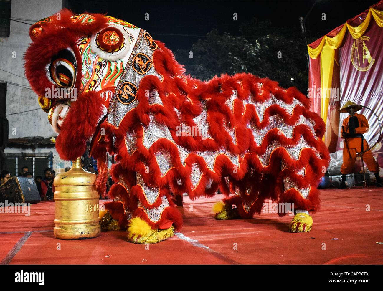 Künstler, die den Drachentanz anlässlich des chinesischen Neujahrsfestes in Kalkutta, Indien, vorführen. Stockfoto