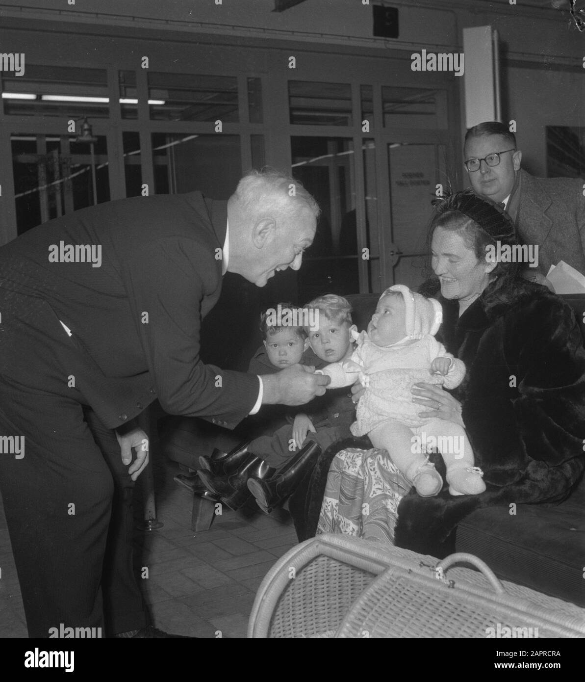 Von Schiphol aus verließ das erste KLM-Flugzeug (die Constellation Utrechter) auf der neuen Linie Amsterdam-Tokio. Dr. A. Plesman verabschiedet sich im Auftrag der KLM von der jüngsten sechs Monate alten Passagierin Ingrid Stikkel, die fünf Jahre lang mit Vater, Mutter und zwei Brüdern nach Tokio geht, wo ihr Vater bei der niederländischen Handelsmij beschäftigt ist. Datum: 4.Dezember 1951 Ort: Noord-Holland, Schiphol Stichwörter: Babys, Direktoren, Luftfahrt, Flughäfen Personenname: Plesman, Albert, Stikkel, Ingrid, Stikkel, Stikkel, Stikkel, Stikkel, Stockfoto