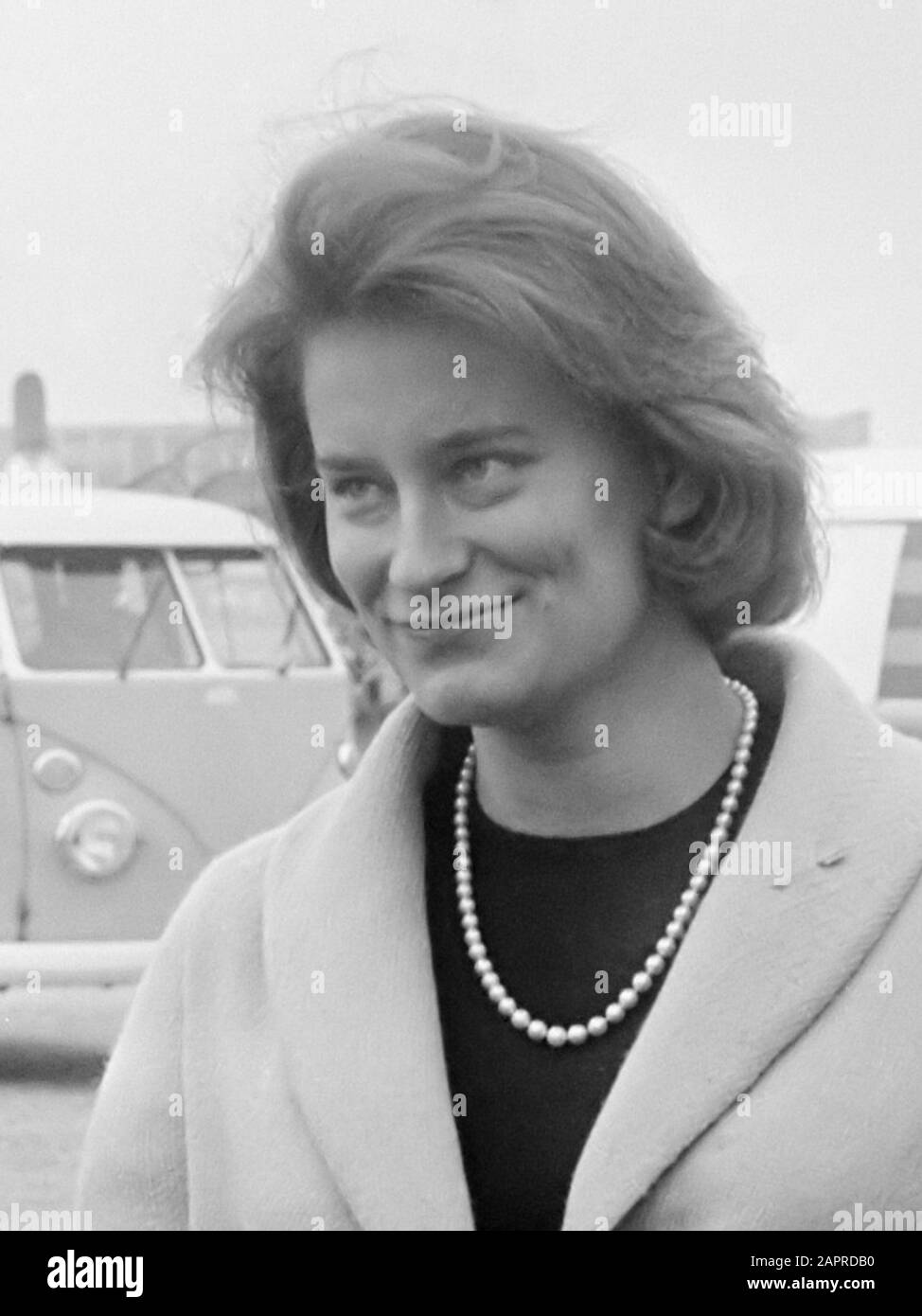 Aankomst prins Friedrich Wilhelm von Preussen op Schiphol traf zijn zuster prinses Kira 8 Maart 1966Deutsch: Kira Prinzessin von Preußen (* 27. Juni 1943 in Cadinen; † 10. Januar 2004 in Berlin) war der zweitälteste Techter von Louis Ferdinand von Preßen (1907-1994). Sie war vom 1973 bis 1984 verheiratet mit dem amerikanischen Sammler, Ägyptologe und Stifter Thomas Frank Liepsner (* 20. Januar 1945 in St. Louis, Missouri, USA) und Mutter der am 22.01.1977 geborenen Kira-Marina Liepsner von Preßen. Stockfoto