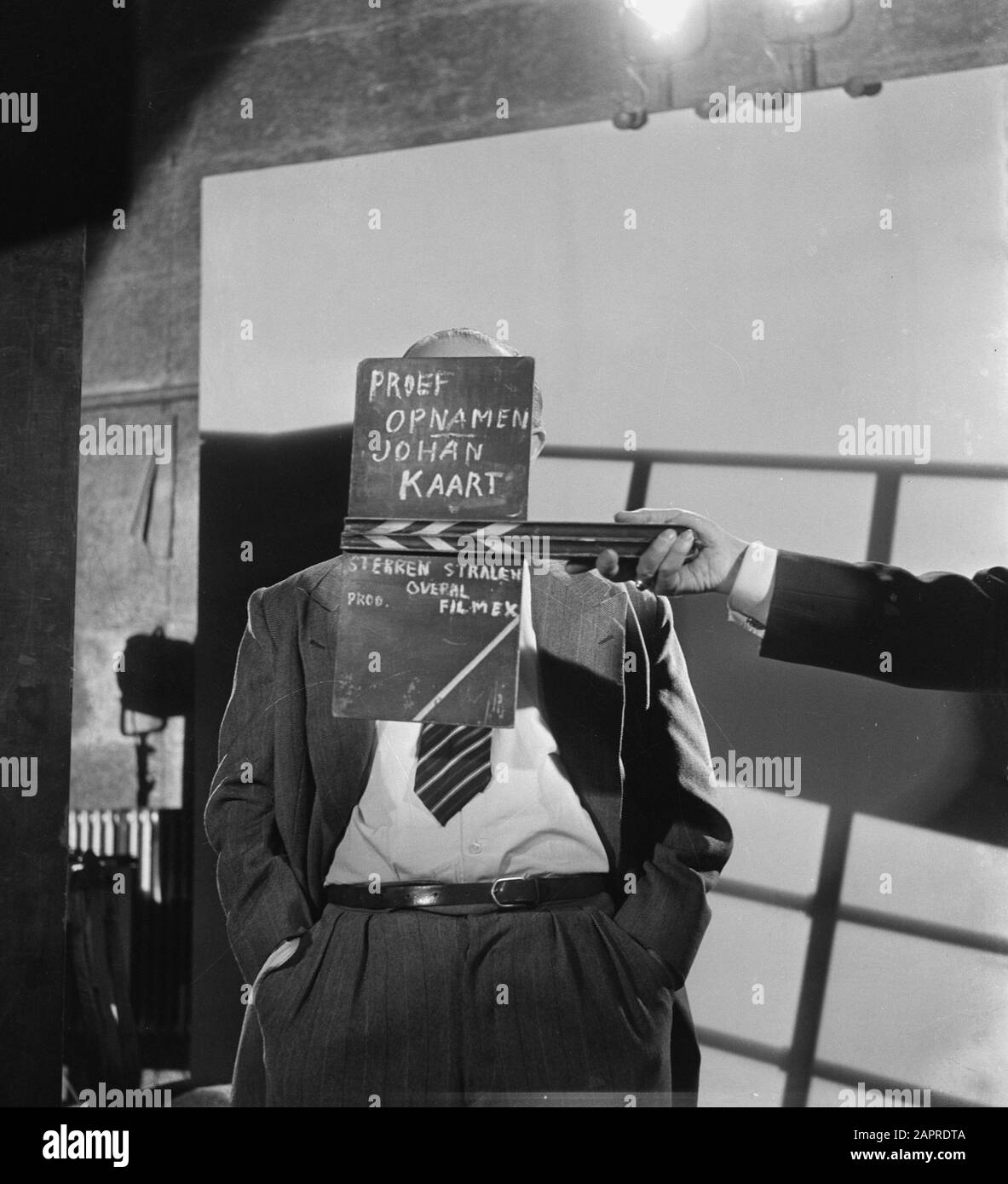 Probelauf für The Movie Stars Rays Everywhere, Johan Map Behind Filmclap Datum: 13. Oktober 1952 Schlagwörter: Schauspieler, Filme Personenname: Map, Johan Stockfoto Probelauf für The Movie Stars Rays Everywhere, Johan Map Behind Filmclap Datum: 13. Oktober 1952 Schlagwörter: Schauspieler, Filme Personenname: Map, Johan Stockfoto