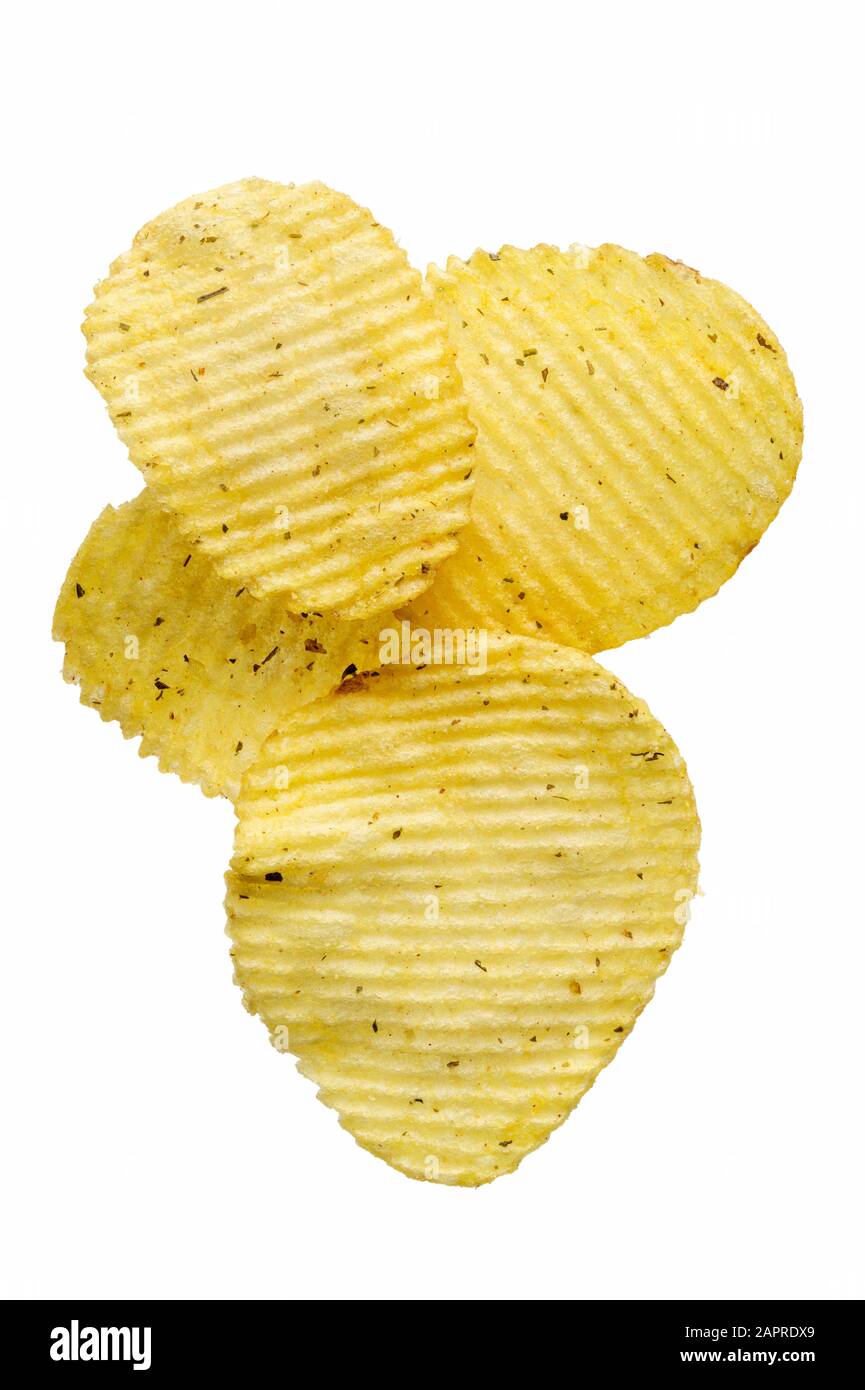 Essen und Trinken: Geraffte, gebratene Kartoffelchips, isoliert auf weißem Grund Stockfoto