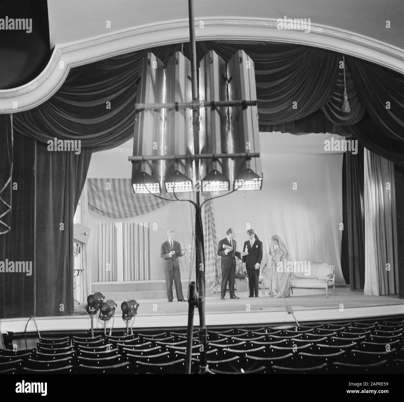 Vara Television. Cabaretier Wim Sonneveld in seinem Programm Girl with Big Feet Annotation: Erstaufführung im Theater De La Mar Datum: 27. Januar 1953 Ort: Amsterdam, Noord-Holland Schlüsselwörter: Kabarett, Fernsehen, Name der Theaterperson: Sonneveld, Wim Stockfoto