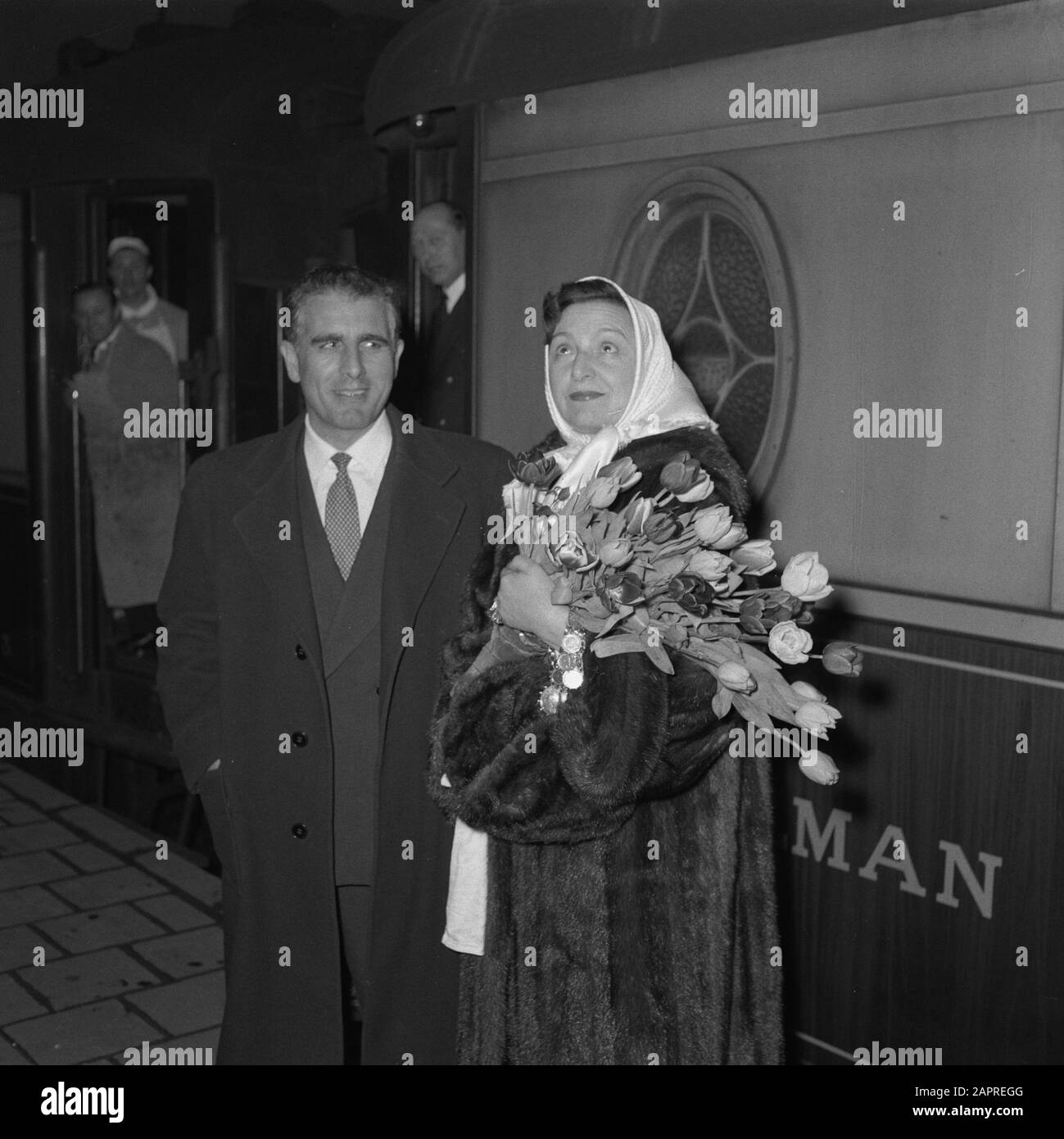 Französische Schauspielerin Marie Bell Ankunft Amsterdam Datum: 20. März 1956 Ort: Amsterdam, Noord-Holland Schlüsselwörter: Ankunft, Schauspieler, Schauspieler Stockfoto