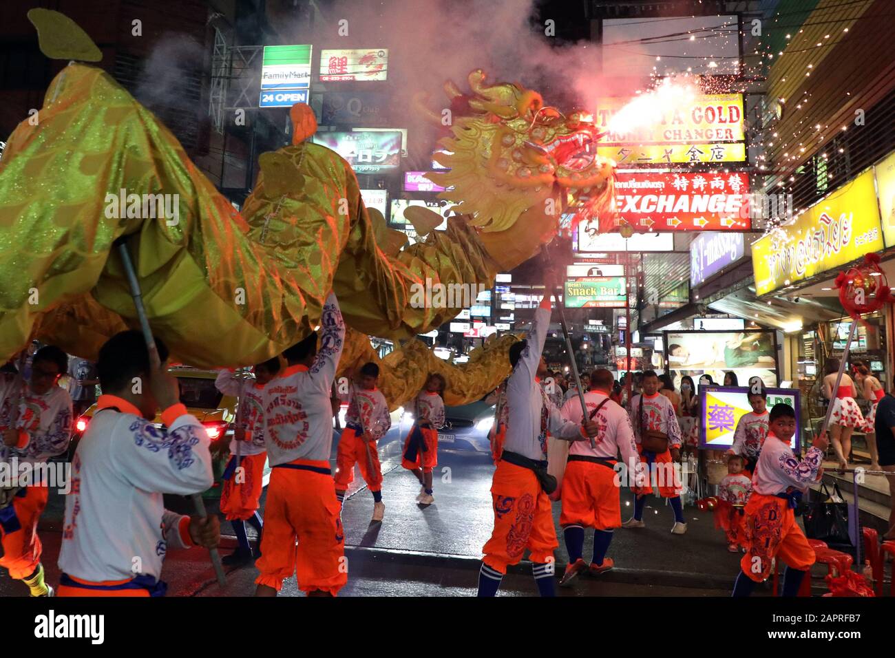 Bangkok, Thailand. Januar 2020. Das chinesische Neujahr begann mit einem Knall in Bangkok, Thailand, als Dragon Dancers inmitten eines Feuerwerks auf die Straßen gingen, was den lokalen Unternehmen, die sie im Silom-Gebiet der Stadt zum Jahr der Rat-Gutschrift besuchten, viel Glück brachte: Paul Brown/Alamy Live News Stockfoto