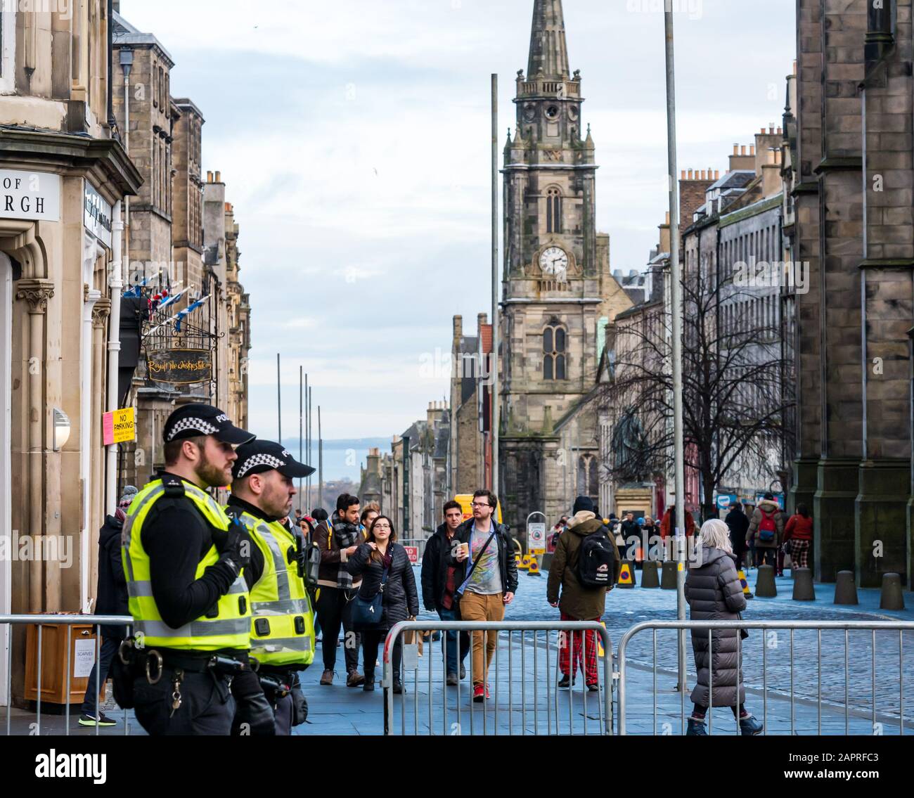 Polizeibeamte, die vor dem High Vis Yellow Westen vor dem Edinburgh High Court of Justiciary während der Anhörung für Alex Salomnd, ehemaliger Erster Minister, Royal Mile, Edinburgh, Schottland, Großbritannien, tragen Stockfoto