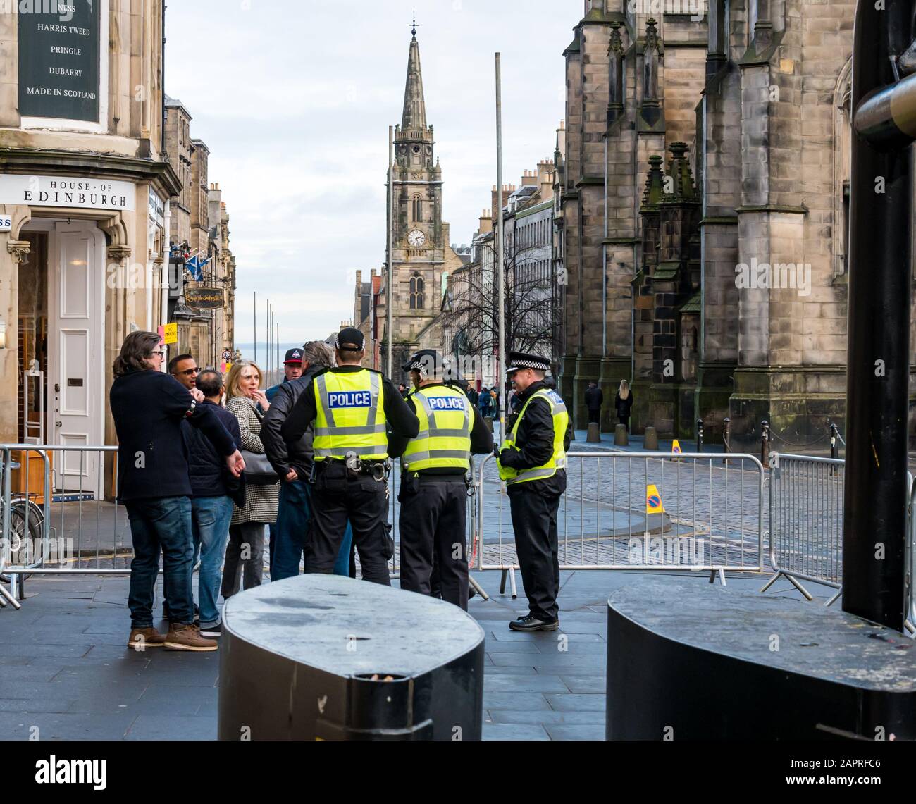 Polizeibeamte, die vor dem High Vis Yellow Westen vor dem Edinburgh High Court of Justiciary während der Anhörung für Alex Salomnd, ehemaliger Erster Minister, Royal Mile, Edinburgh, Schottland, Großbritannien, tragen Stockfoto
