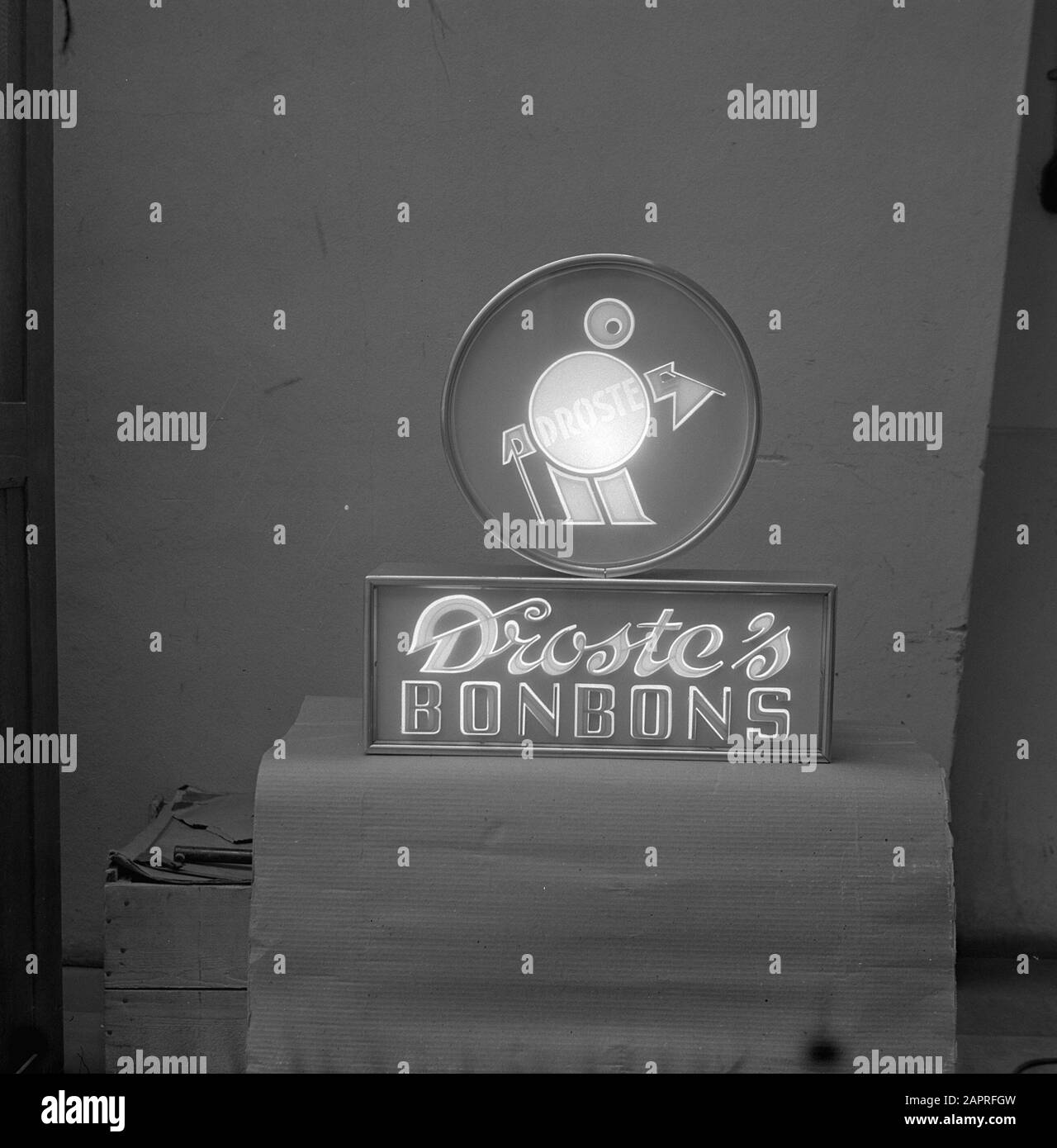 Leuchtfeuer. Droste Chocolates Annotation: Light Advertising Date: 2 Februar 1948 Schlagwörter: Plakate, Beleuchtung Stockfoto