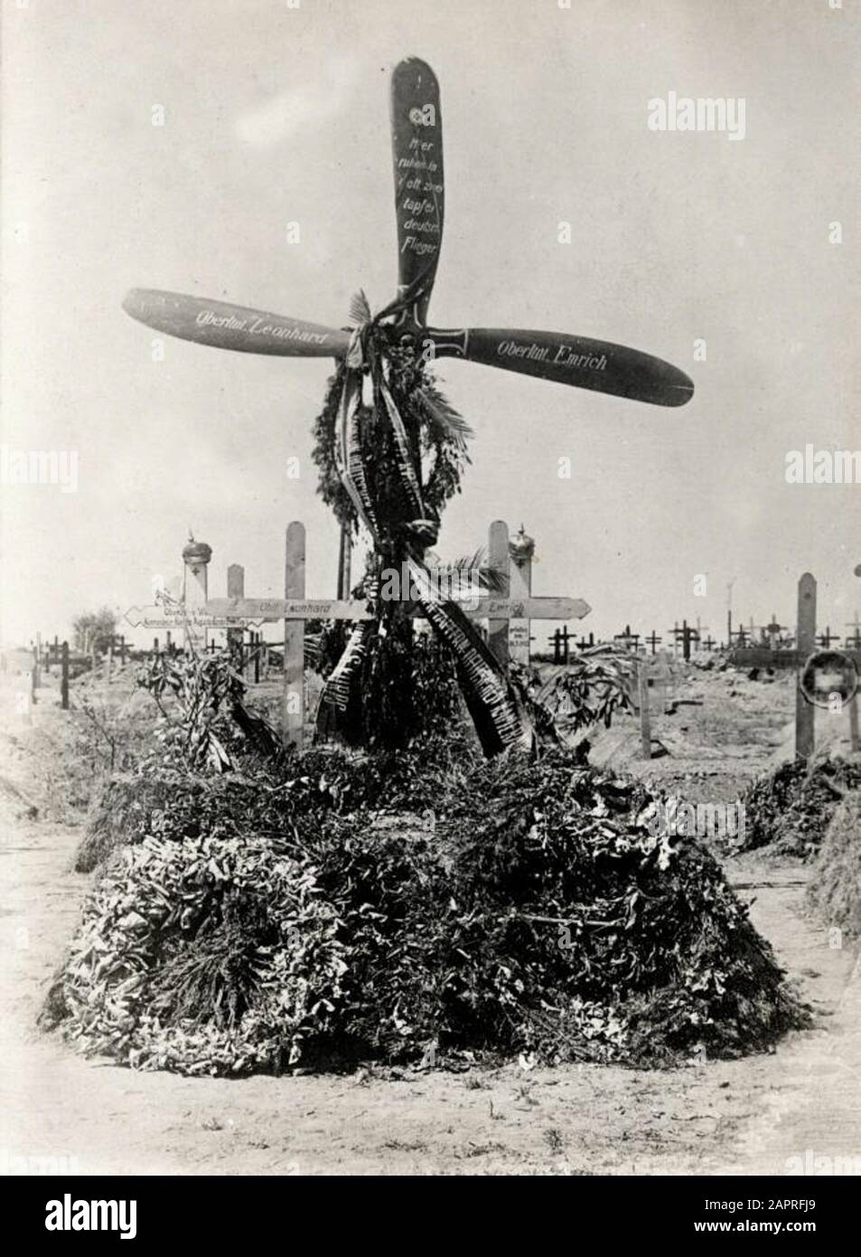 Weltkrieg: Ostfront: Grab zweier deutscher Piloten/Piloten mit beschriebenem Propeller darauf in Jaroslaw. Polen, Im Jahr 1915. Stockfoto