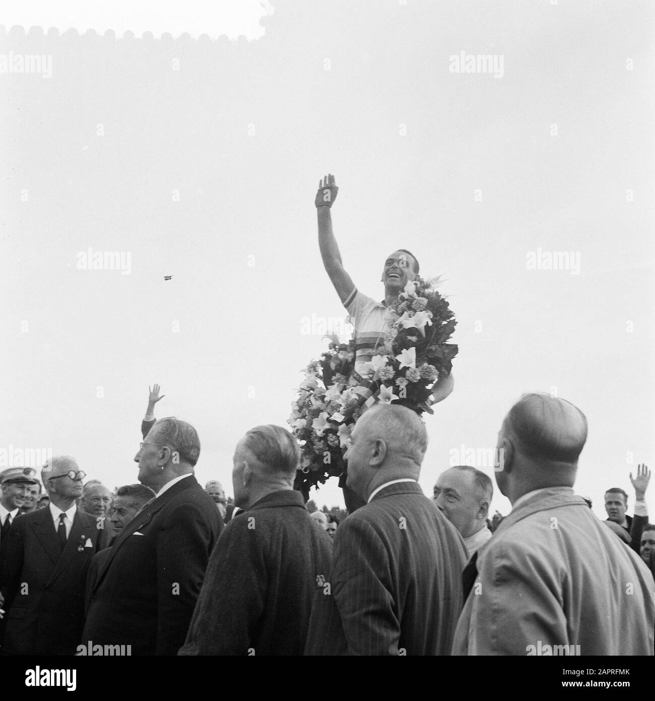 World Road Cycling Championships 1957 Auszeichnungen des Weltmeisters bei den Profis Rik van Steenbergen Datum: 18. August 1957 Ort: Belgien, Waregem Schlüsselwörter: Tribute, Radsport persönlicher Name: Steenbergen, Rik van Stockfoto