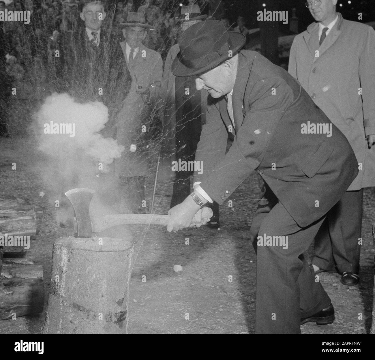 Wettbewerb in Fersen und Sägen in Nunspeet. Bürgermeister H. Martens gibt den ersten Schlag Datum: 29. Juli 1957 Ort: Nunspeet Schlüsselwörter: Bürgermeister, Wettbewerbe persönlicher Name: H. Martens Stockfoto