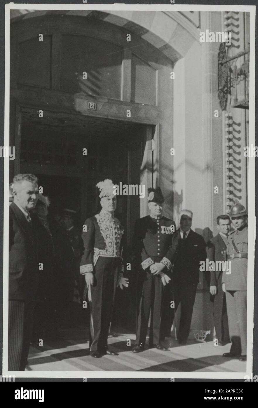 Fischer Verschiedenes Zwei Diplomaten in offizieller Kleidung vor der Haustür. Links: Philips Fischer Datum: 1930 Personenname: Fischer, Tel. Stockfoto