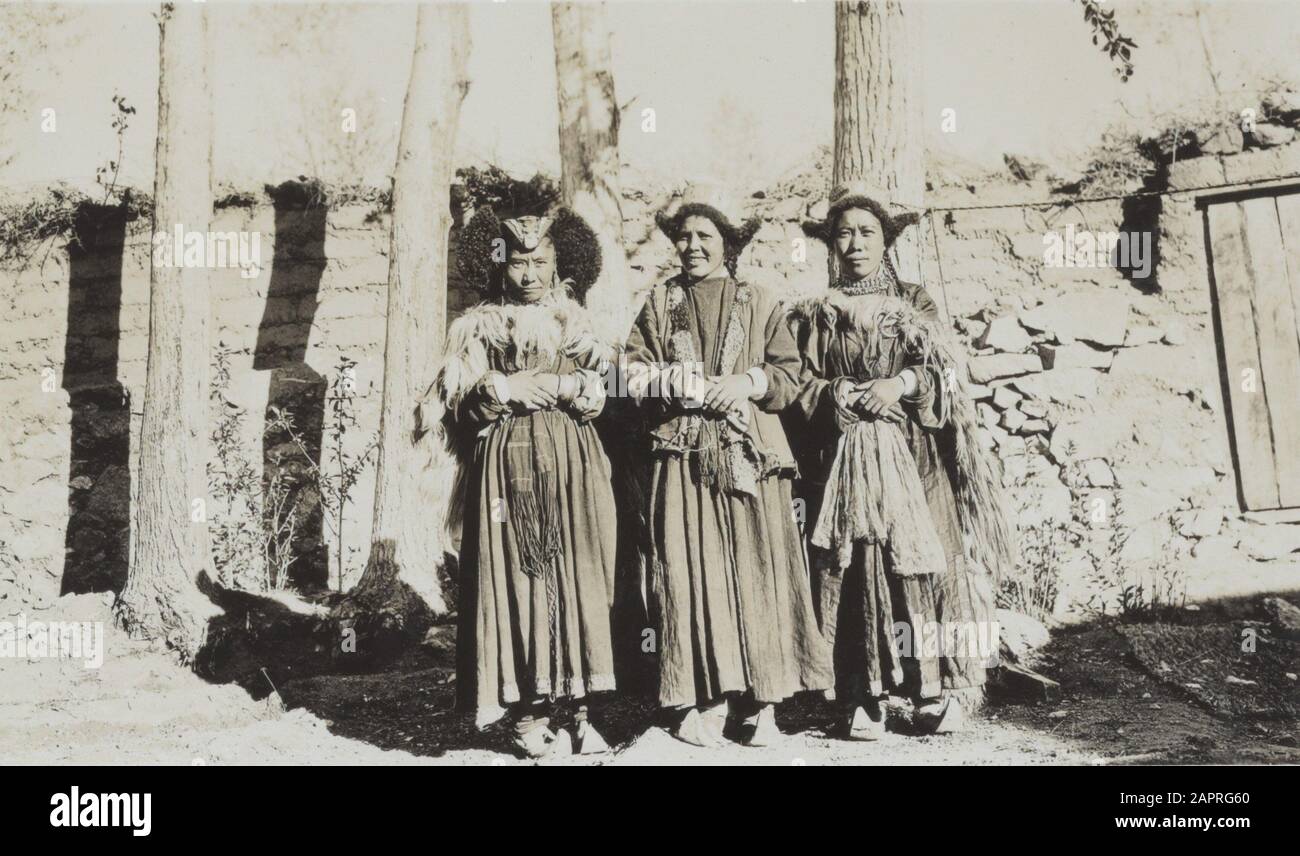 Fotoalbum Fischer: Dritte Karakoru-Expedition, 1929 Album-Blatt mit 3 Fotos. Links oben: Die Expeditionskompanie vor Khan Bahadurs Haus in LEH. Die Personen werden durch Zahlen gekennzeichnet: 1. Franz Lochmatter, 2. Khan Sahib, 3. Rudi Wyss, 4. J. A. Sillem, 5. Jenny Visser-Hooft; 6. Khan Bahdur, 7. Britischer Bischof Peter. Oben rechts: Ladakki-Frauen in LEH; unten: Ein Lama Kloster außerhalb des LEH Datum: 22. Mai 1929 Ort: Indien, LEH Schlüsselwörter: Diener, Sport Stockfoto