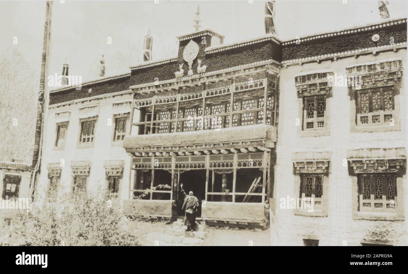 Fotoalbum Fischer: Dritte Karakoru-Expedition, 1929 Album-Blatt mit 3 Fotos. Links oben: Die Expeditionskompanie vor Khan Bahadurs Haus in LEH. Die Personen werden durch Zahlen gekennzeichnet: 1. Franz Lochmatter, 2. Khan Sahib, 3. Rudi Wyss, 4. J. A. Sillem, 5. Jenny Visser-Hooft; 6. Khan Bahdur, 7. Britischer Bischof Peter. Oben rechts: Ladakki-Frauen in LEH; unten: Ein Lama Kloster außerhalb des LEH Datum: 22. Mai 1929 Ort: Indien, LEH Schlüsselwörter: Diener, Sport Stockfoto