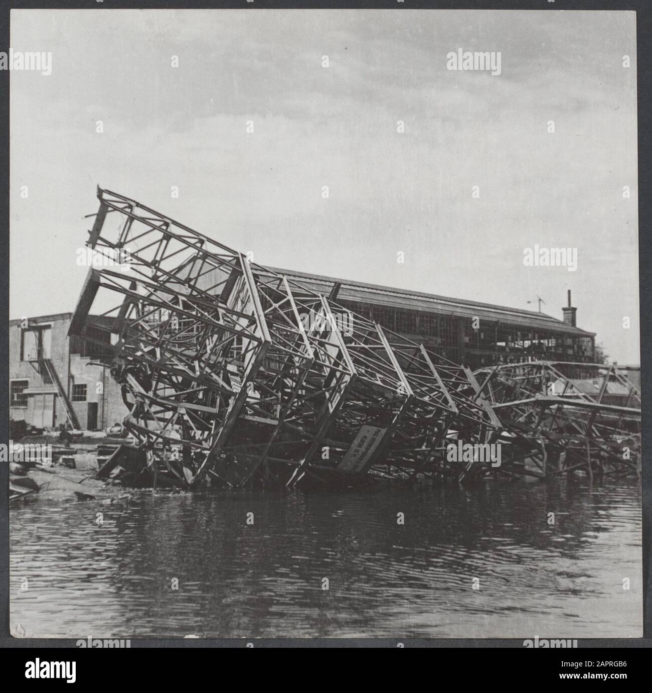 Verwüsten 1940 Niederlande - A t/m Q Hafen von Amsterdam. Die Ruine entlang des Kais. Praktisch alle Kräne und Hafenanlagen sind völlig zerstört Anmerkung: Siehe 900-2974 Datum: Mai 1945 Ort: Niederlande Schlagwörter: Krieg, Kriege Stockfoto