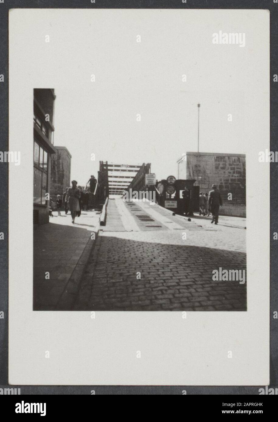 Verwüstungen: Brücken. 1940 in Maastricht wurden Notbrücken über zerstörte Brücken über die Maas gebaut. Anmerkung zu St. Servaasbrug: Siehe 900-5697 Datum: Juli 1945 Ort: Niederlande Schlüsselwörter: Krieg, Kriege Stockfoto