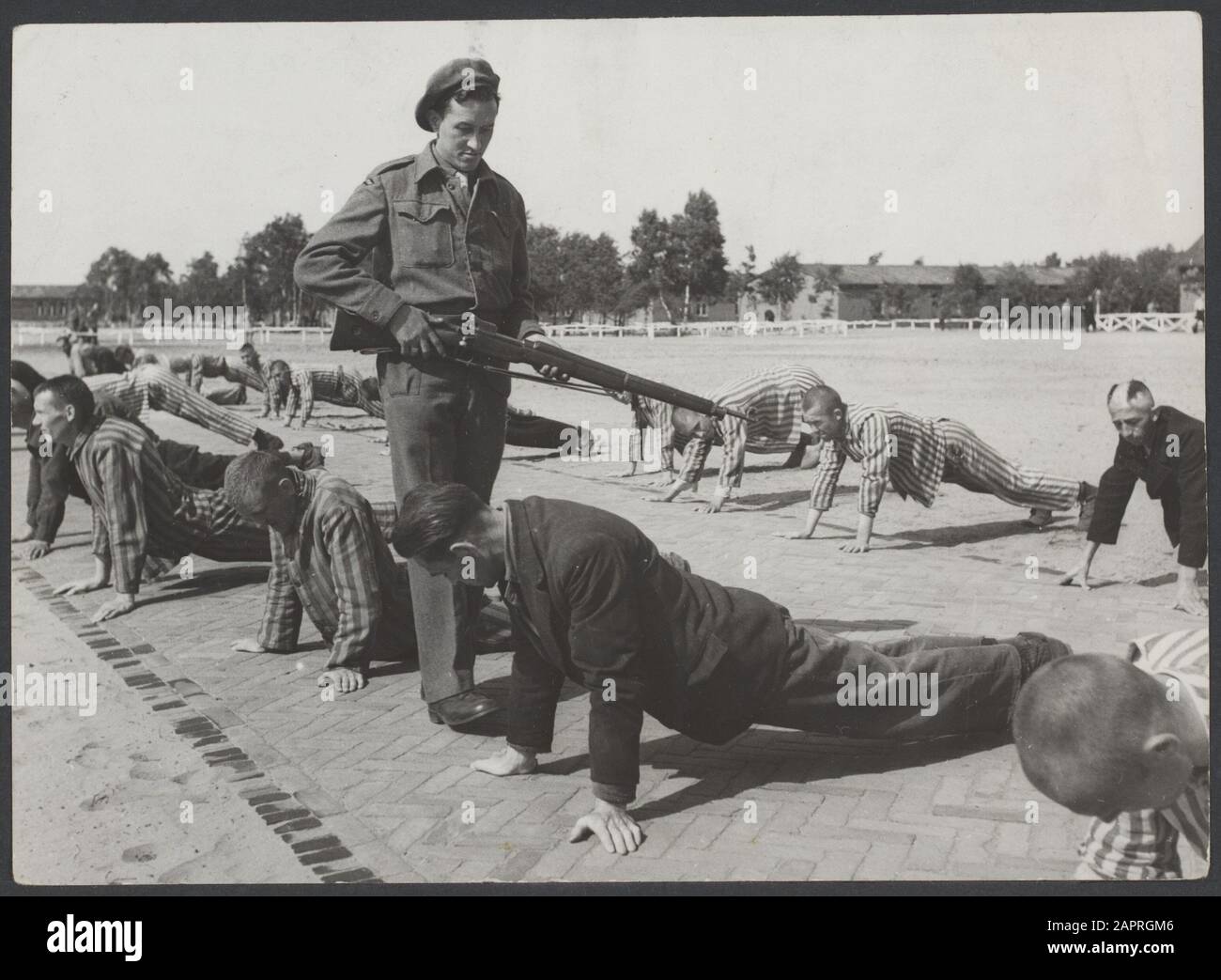 Zusammenarbeit Niederlande. Im Straflager in Vught sitzen 7000 niederländische Kollaborateure und Verräter im Gefängnis. Soldaten der niederländischen Stoottroopers sind für die Garde zuständig, insbesondere für die 300 niederländischen SS-Männer. Unter der Führung des Lagerkommandanten, Major L. Mennes, und seiner Helfer werden diese Häftlinge verwendet, um die Umgebung von Vught von Landminen zu reinigen. Sie sind mit den blau-weiß gestreiften Gefängnisanzügen der von den Deutschen gefangenen ehemaligen Holländer bekleidet. Die Häftlinge erhalten die ebenfalls reduzierte zivile Mindestration, weil alle Delikatessen beseitigt wurden. Pendin Stockfoto