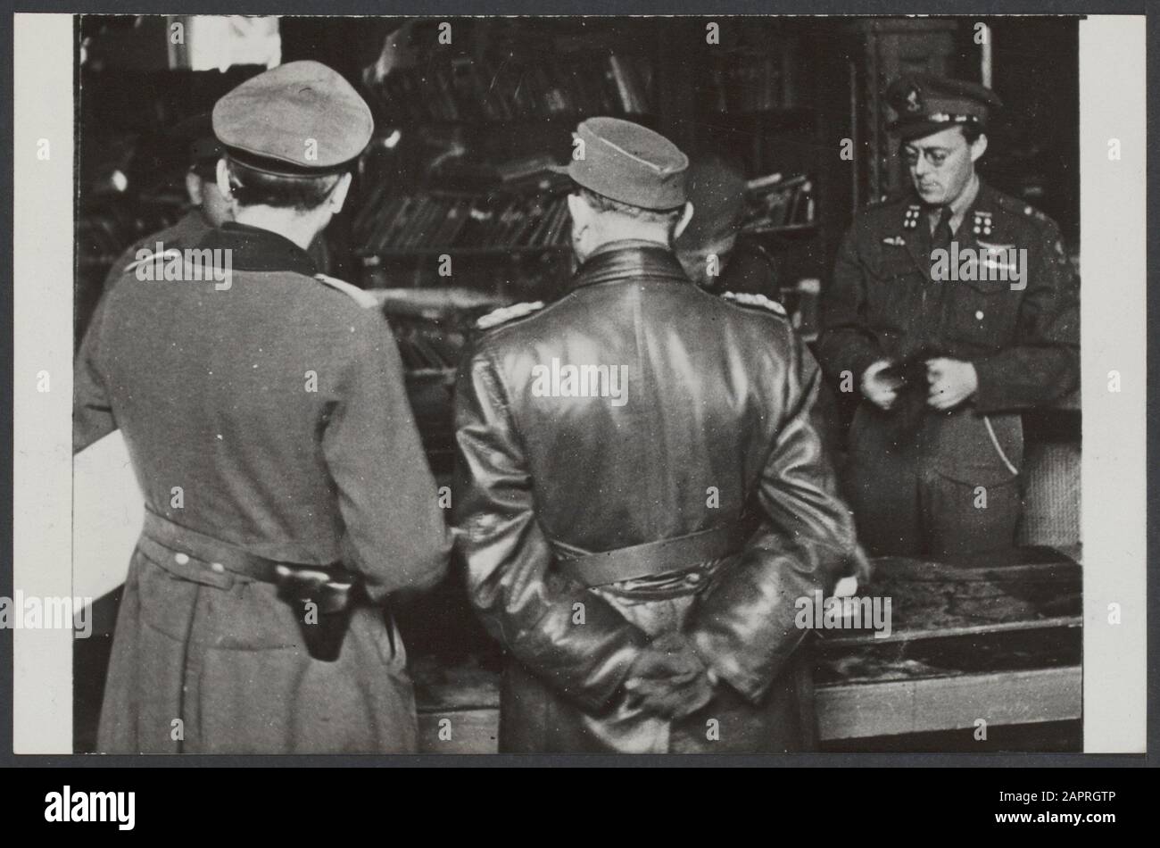 Wageningen (5. Mai 45) General Reichert mit Dolmetscher (in Lederjacke) im Hotel de Wereld für Gespräche zur Umsetzung Kapitulationsbedingungen. Rechter Fürst Bernhard Datum: 5. Mai 1945 Ort: Wageningen Schlagwörter: Krieg, Kriege Stockfoto