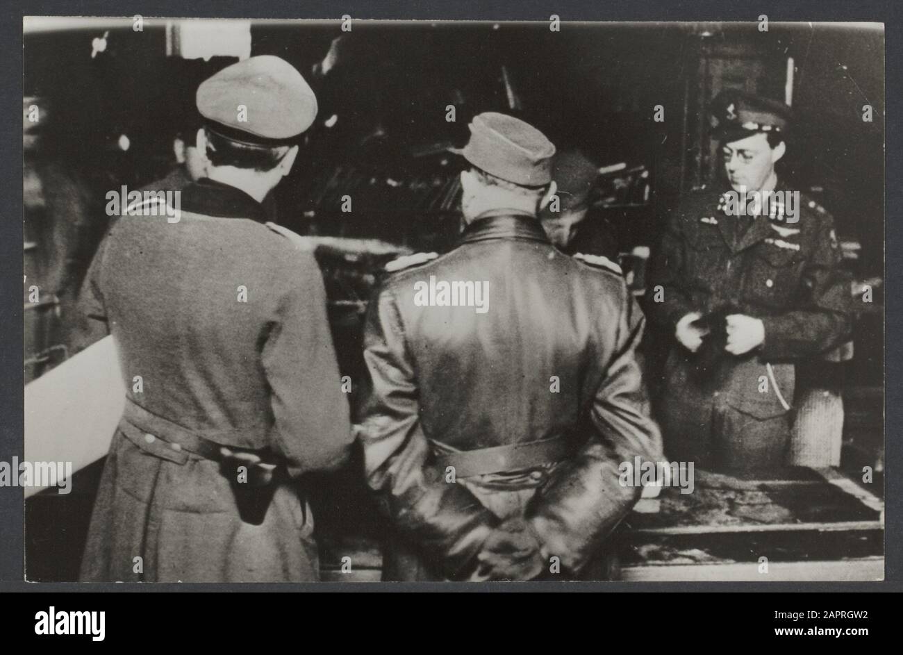 Wageningen (5. Mai 45) General Reichert mit Dolmetscher (in Lederjacke) im Hotel de Wereld für Gespräche zur Umsetzung Kapitulationsbedingungen. Rechter Fürst Bernhard Datum: 5. Mai 1945 Ort: Wageningen Schlagwörter: Krieg, Kriege Stockfoto