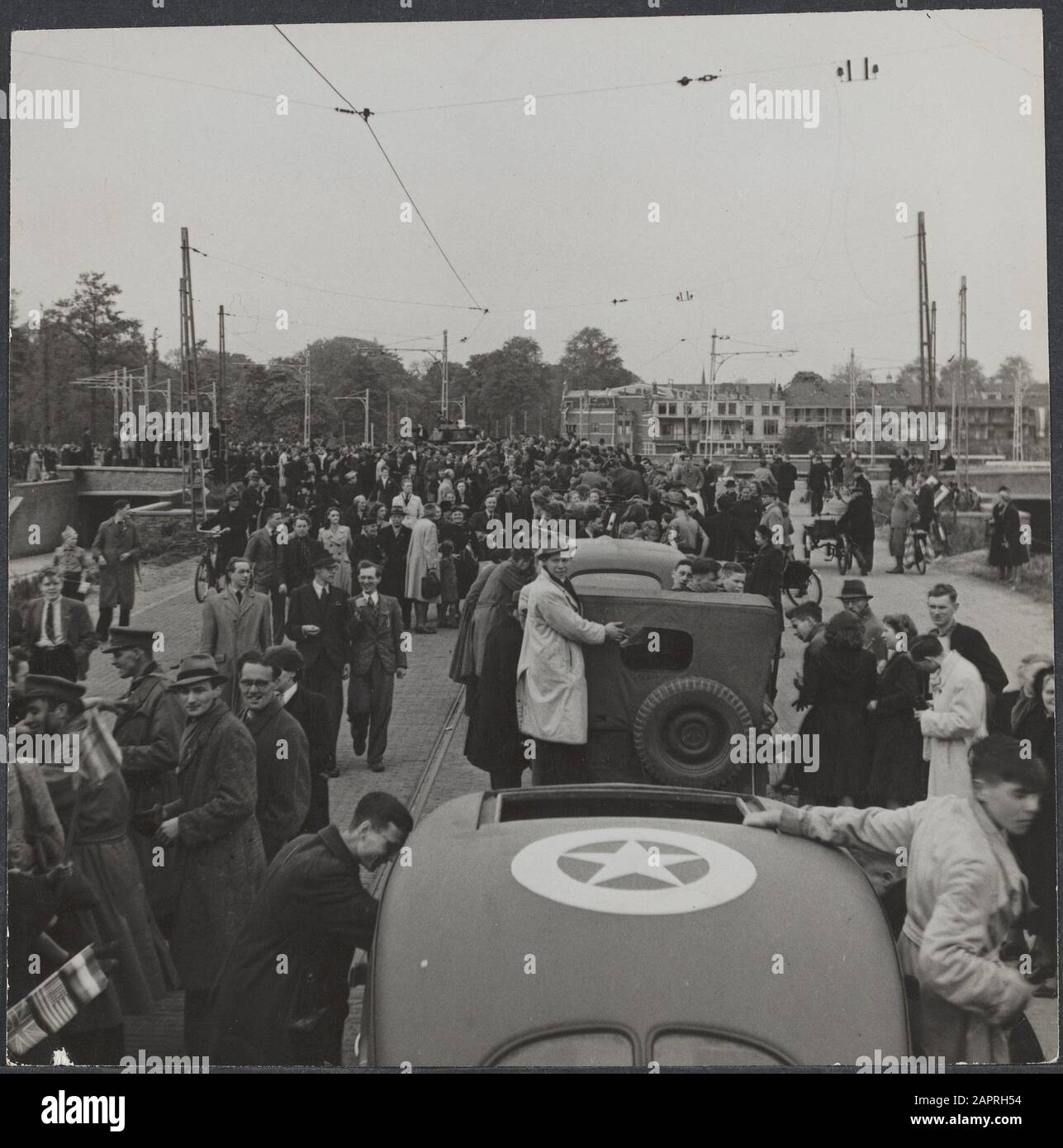 Lebensmittelversorgung: Wageningen Am 7. Mai 1945 zog die 49. Westliche Reitinfanterie-Division von Luneren in den Westen und befreite als erste Großstadt nach der Kapitulation. Anmerkung: Diese britische Division war Teil der kanadischen 1. Armee Datum: 7. Mai 1945 Ort: England Schlagwörter: Befreiung, Kapitulationen, Eintritt, Militär Stockfoto