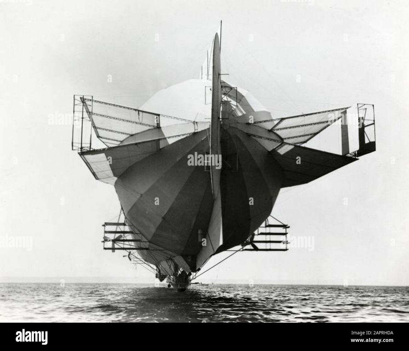 Das deutsche Luftschiff LZ 4 von hinten gesehen. Der Zeppelin hängt direkt über dem Meer und ist mit einer beeindruckenden Anzahl an Stabilisatoren ausgestattet. 1908. Stockfoto