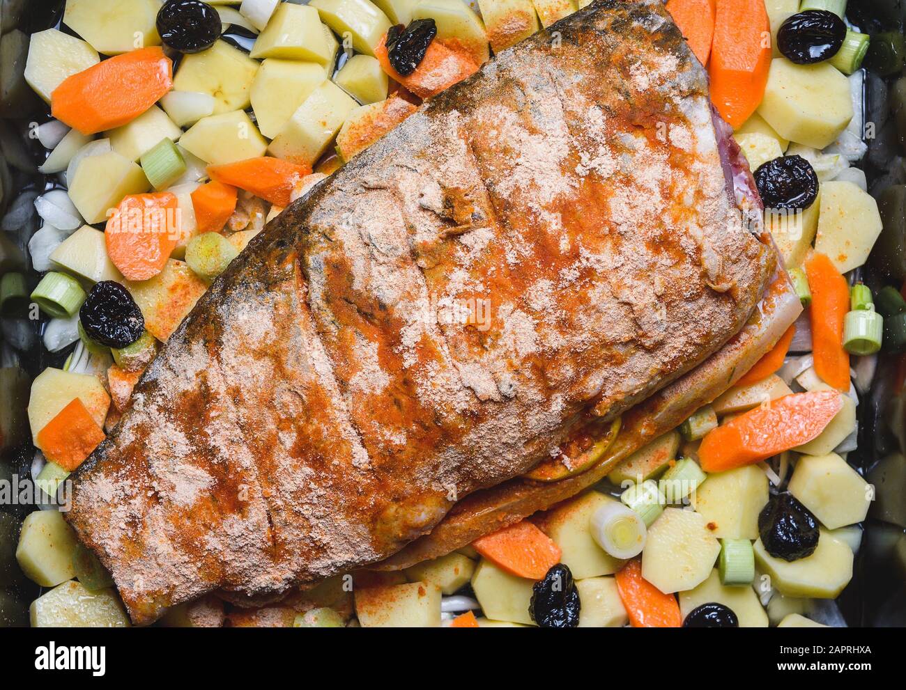 Frisches Karpfen Fischfleisch mit Gemüse zum Braten vorbereitet Stockfoto