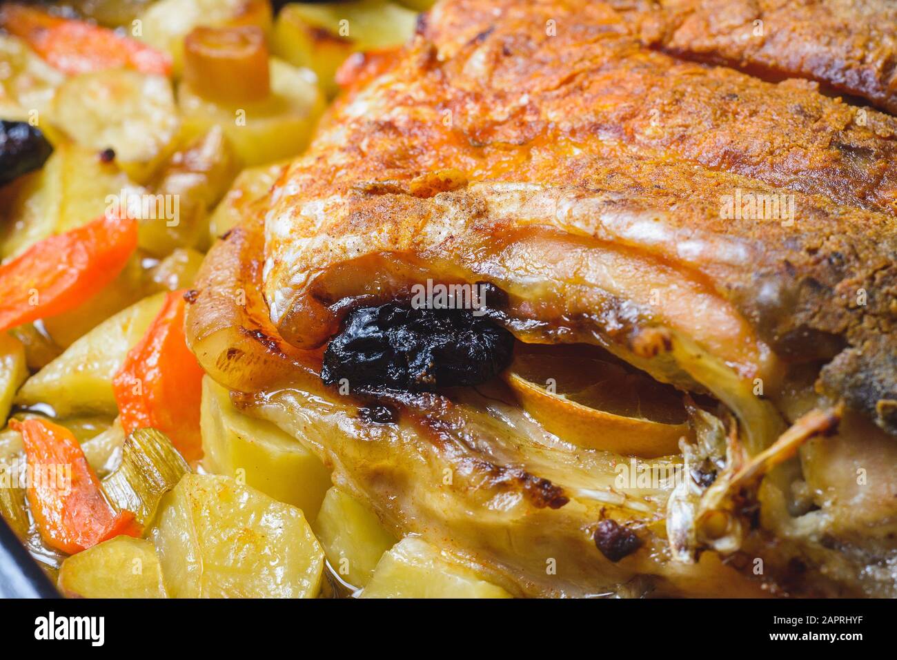 Nahaufnahme des frisch gerösteten, leckeren Karpfenfischs Fleisch mit Gemüse Stockfoto