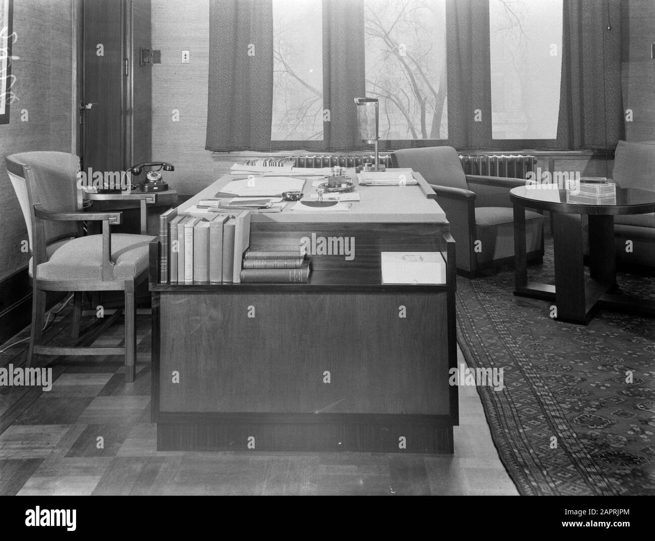 Reportage Kasvereeniging Amsterdam Executive Room Annotation: The Kasvereeniging war und befindet sich in der Spuistraat 172 in Amsterdam. 1952 wurde der Name in Kas-Associatie geändert, heute heißt die Bank KAS BANK Date: 1933 Standort: Amsterdam, Noord-Holland Stockfoto