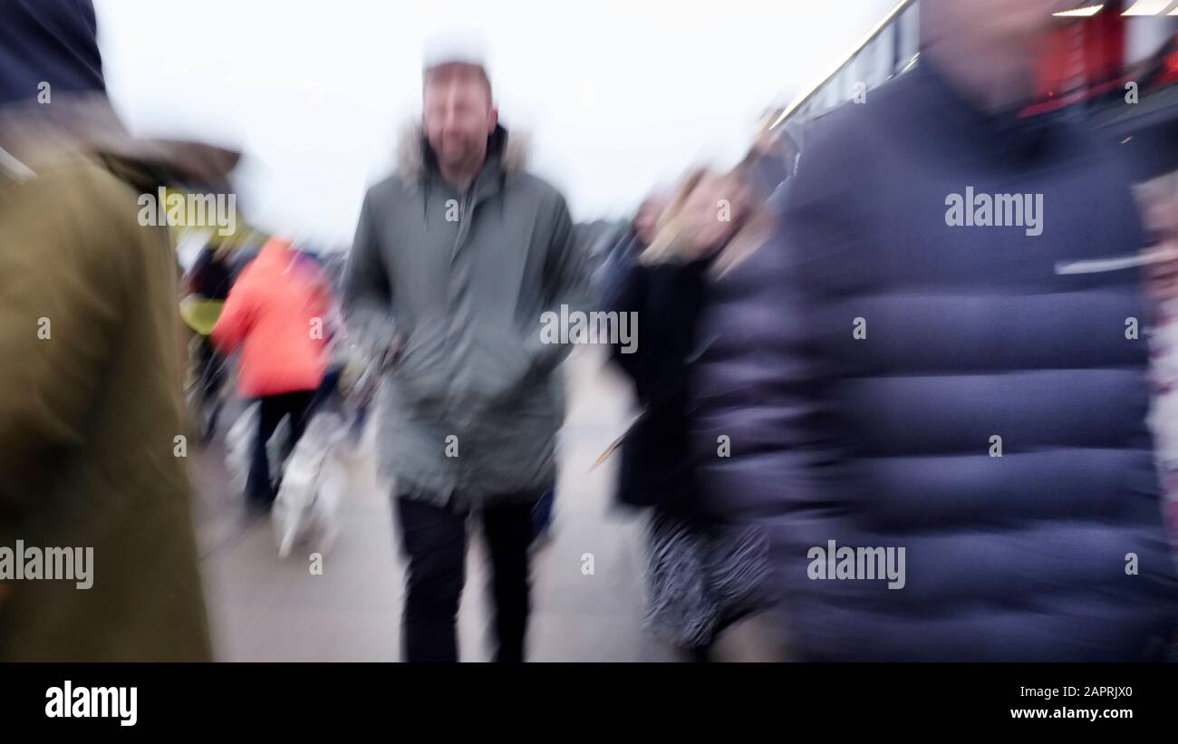 Viele verschwommene Menschen, die dicke Wintermäntel tragen. Stockfoto