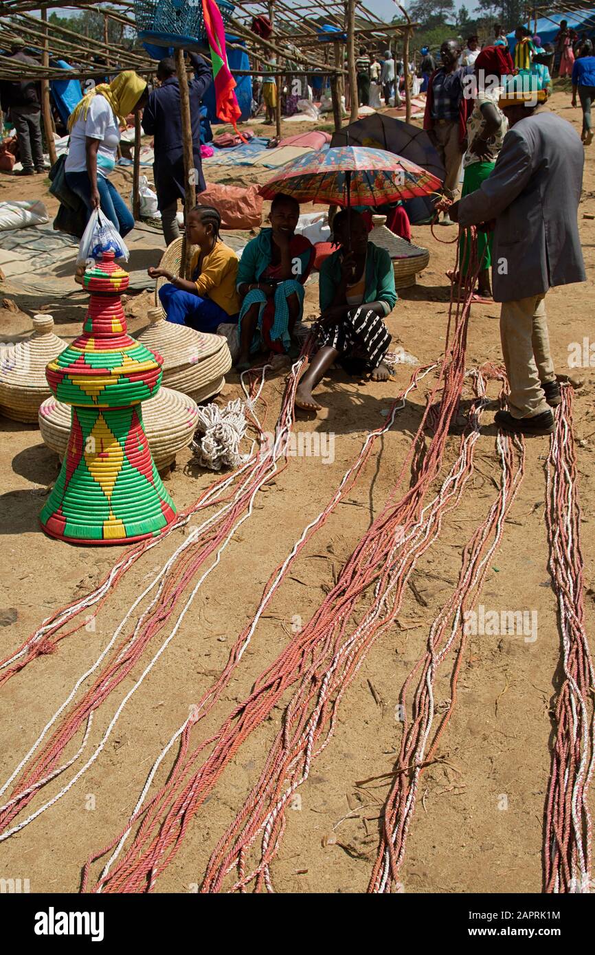 Ropemaker auf dem lokalen Markt von Bonga, in der Region Kaffa, Äthiopien Stockfoto