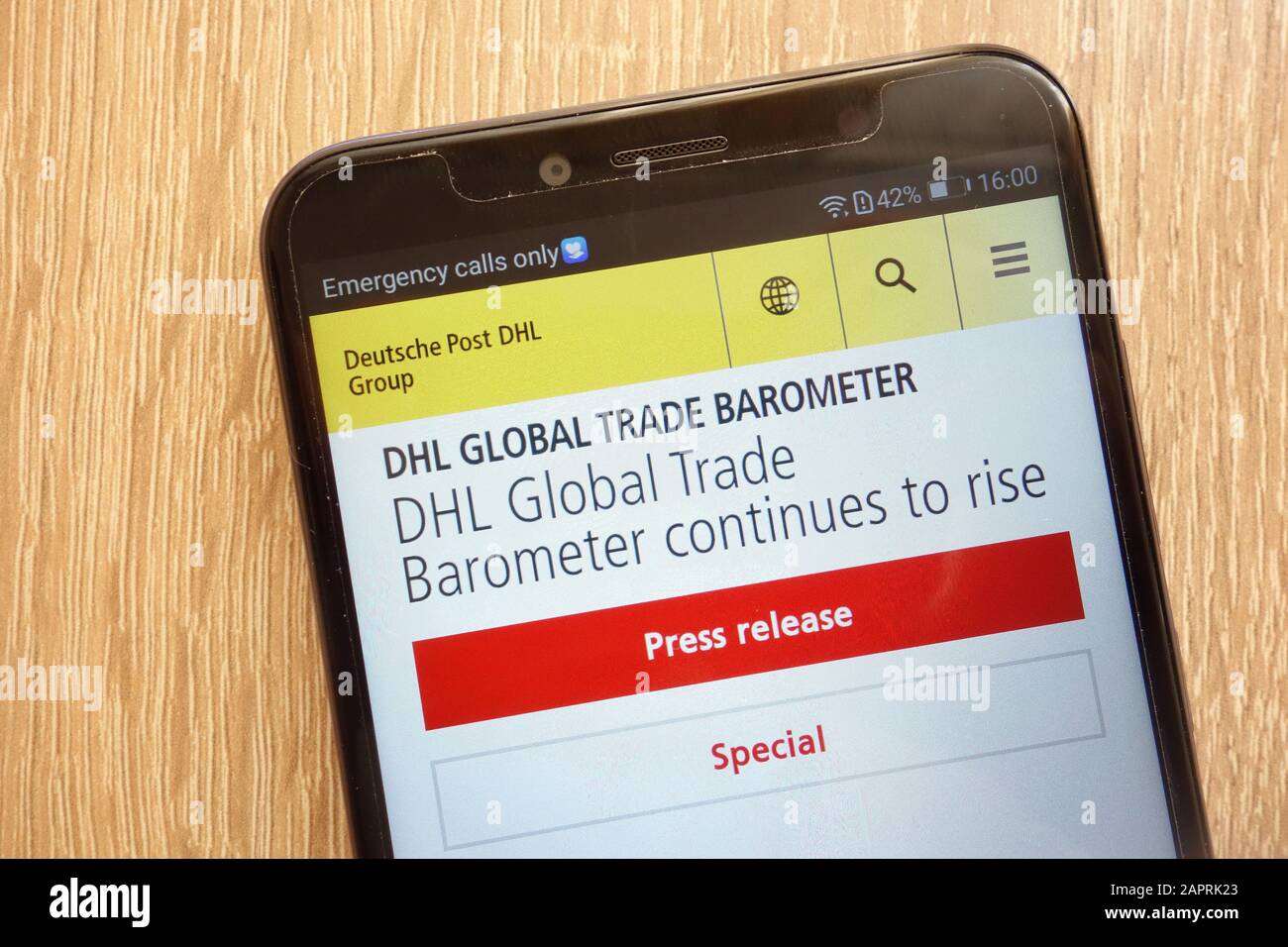 Die Website der Deutsche Post DHL Group wird auf einem modernen Smartphone angezeigt Stockfoto