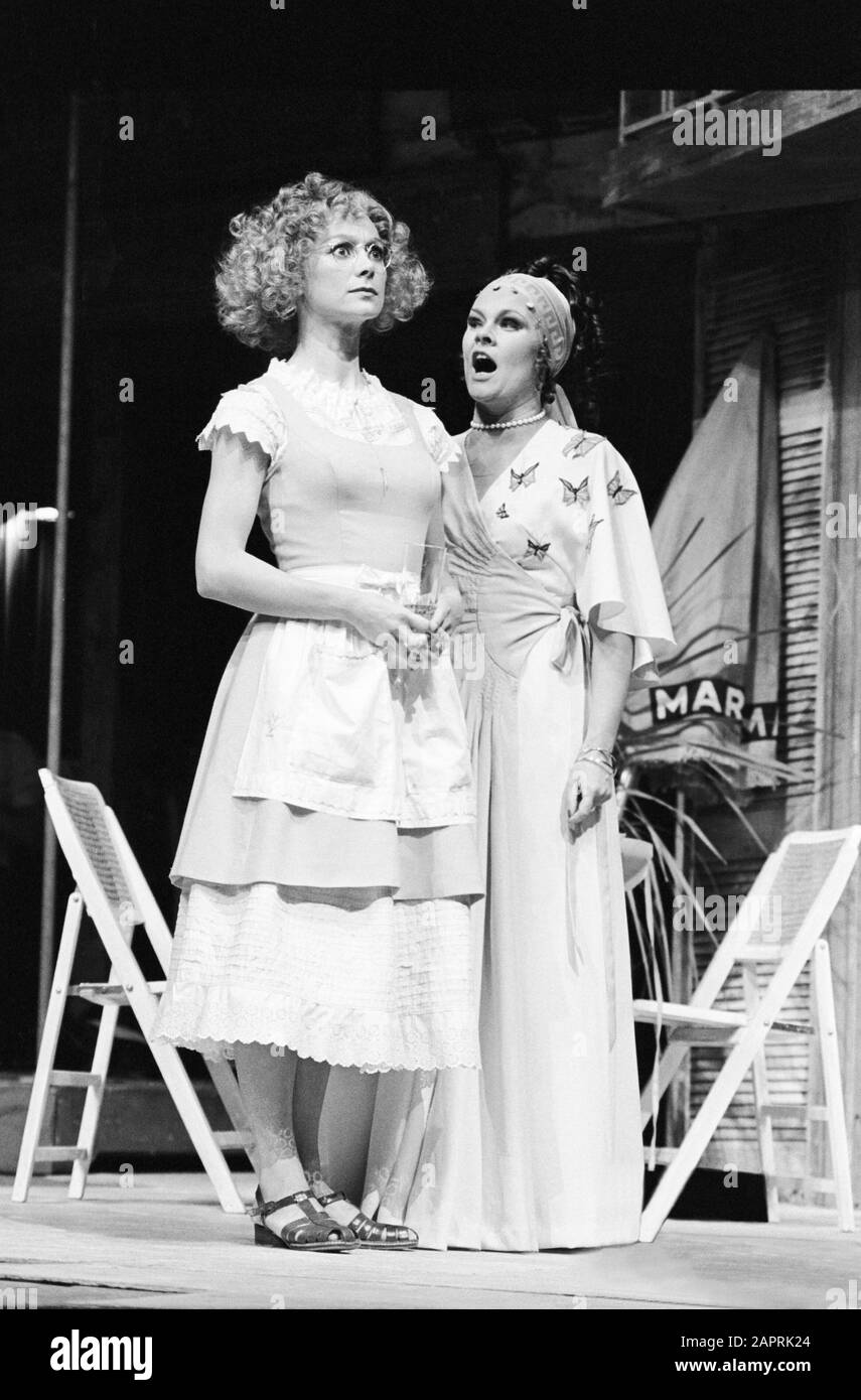 Francesca Annis (AS Luciana) und Judi Dench (AS Adriana) in DER VON John Napier ENTWORFENEN KOMÖDIE DER IRRTÜMER Shakespeares mit musikalischer Inszenierung von Gillian Lynne und Regie von Trevor Nunn. Eine Produktion der Royal Shakespeare Company (RSC) aus dem Jahr 1976 in Stratford-upon-Avon, England. Dame Judith Olivia Dench CH DBE FRSA, geboren 1934. Stockfoto