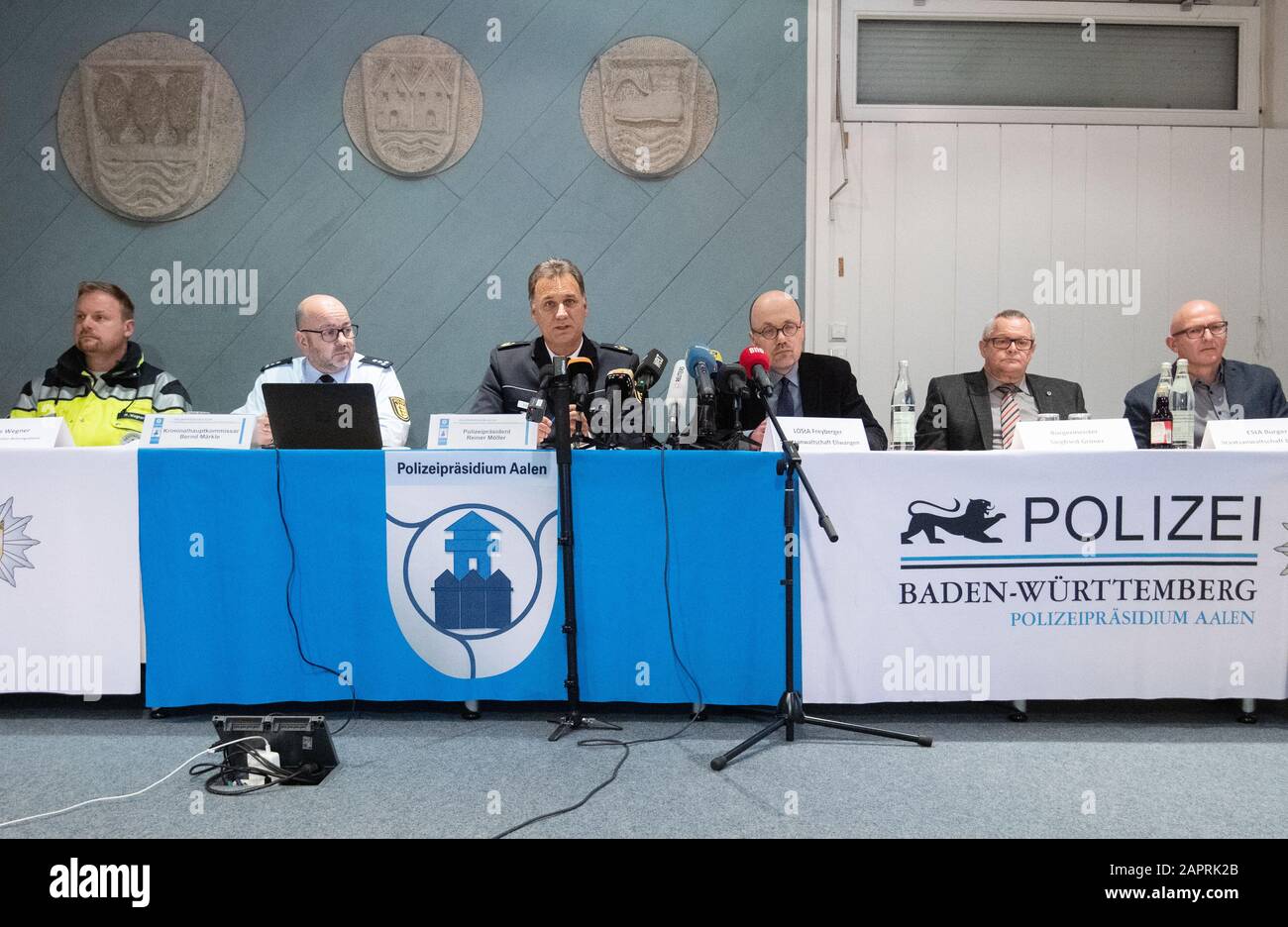 Januar 2020, Baden-Württemberg, Rot am See: Marcus Wegner (l-r), Organisationsleiter Rettungsdienst, Bernd Märkle, Hauptinspektor und Pressesprecher im Polizeipräsidium Aalen, Reiner Möller, polizeipräsident des Polizeipräsidiums Aalen, Andreas Freyberger von der Staatsanwaltschaft Ellwangen, Siegfried Gröner, Bürgermeister von Rot am See, Und Armin Burger, Pressesprecher der Staatsanwaltschaft Ellwangen, nimmt an einer Pressekonferenz Teil. Mehrere Menschen sollen in Rot am See getötet worden sein. Stockfoto