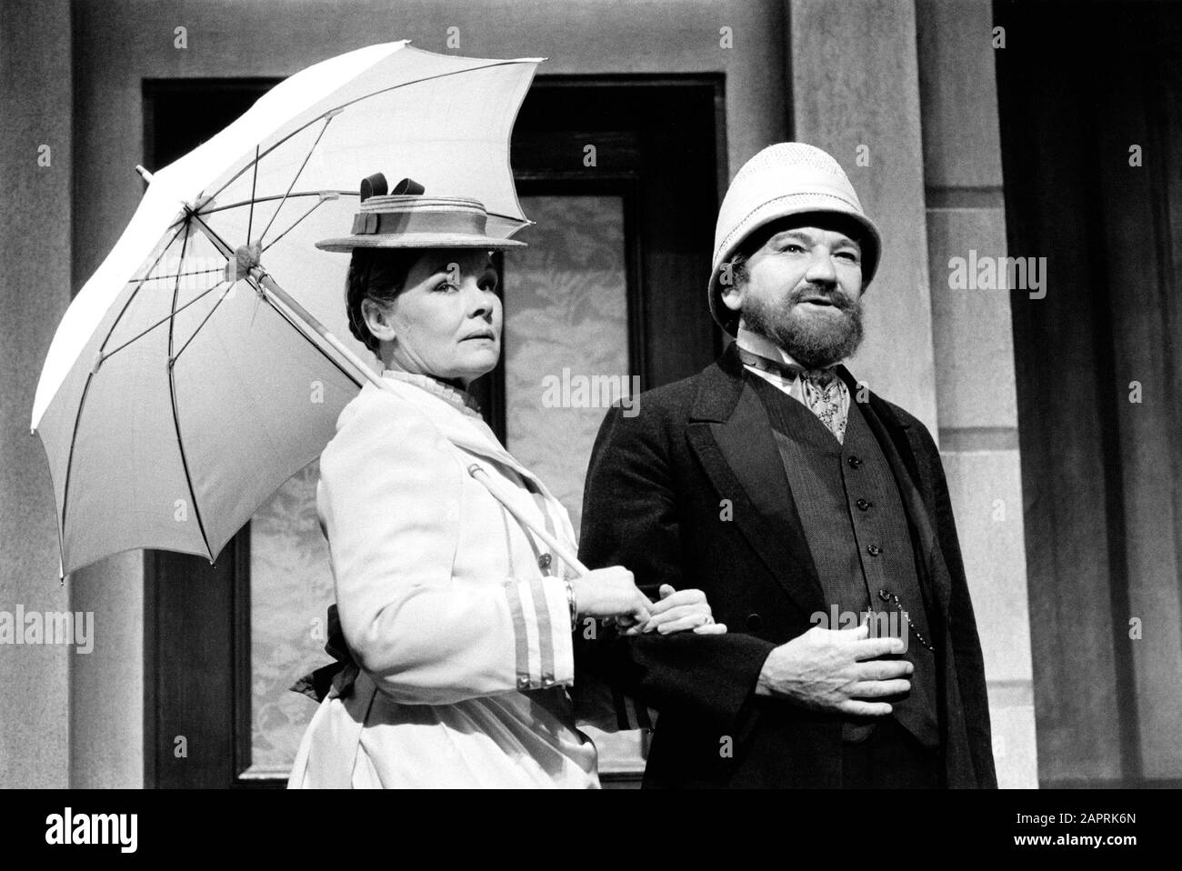 Judi Dench und Michael Williams als Carrie und Charles Pooter in MR & MRS NOBODY von Keith Waterhouse adaptiert aus dem Roman "The Diary of a Nobody" von George & Weedon Grossmith unter der Regie von Ned Sherrin am Garrick Theatre, London im Jahr 1986. Dame Judith Olivia Dench CH DBE FRSA, geboren 1934. Verheiratet mit dem Schauspieler Michael Williams von 1971 bis zu seinem Tod 2001. Sie hatten eine Tochter, die Schauspielerin Finty Williams, geboren 1972. Stockfoto