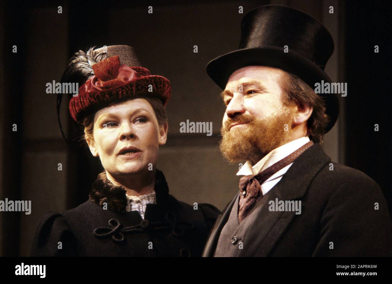 Judi Dench und Michael Williams als Carrie und Charles Pooter in MR & MRS NOBODY von Keith Waterhouse adaptiert aus dem Roman "The Diary of a Nobody" von George & Weedon Grossmith unter der Regie von Ned Sherrin am Garrick Theatre, London im Jahr 1986. Dame Judith Olivia Dench CH DBE FRSA, geboren 1934. Verheiratet mit dem Schauspieler Michael Williams von 1971 bis zu seinem Tod 2001. Sie hatten eine Tochter, die Schauspielerin Finty Williams, geboren 1972. Stockfoto